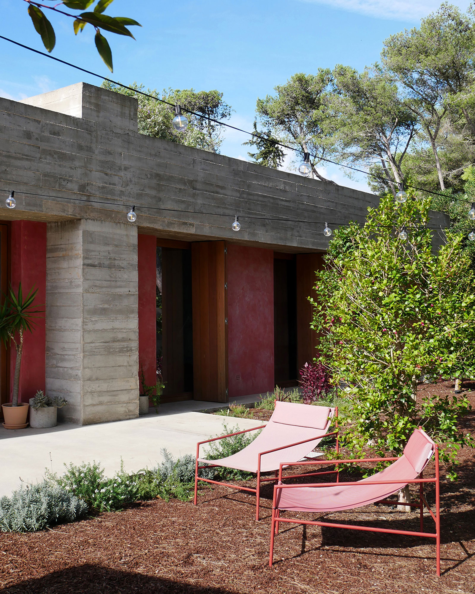 the-untitled-house_house_lisbon-portugal_exterior-chairs.jpg