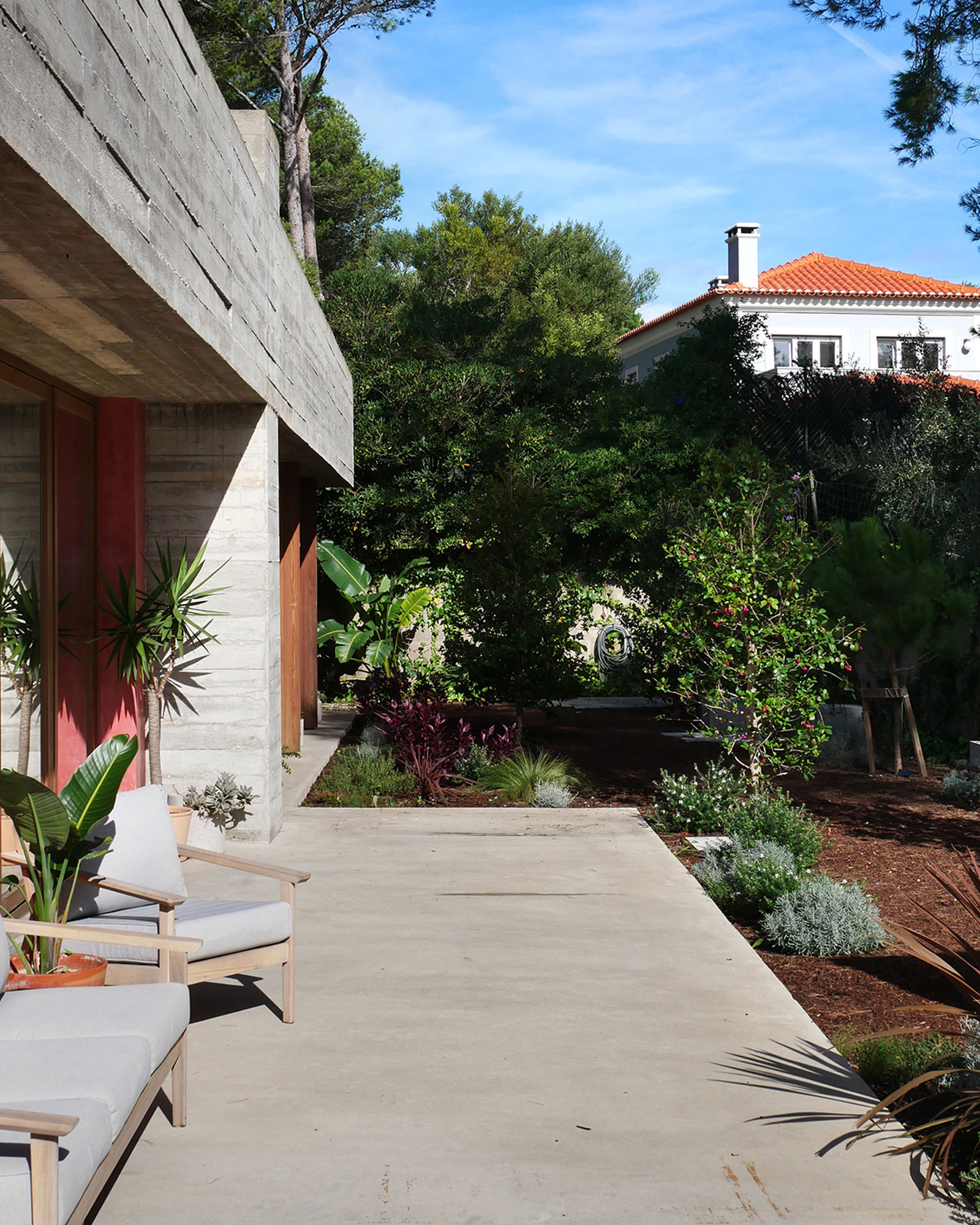 the-untitled-house_house_lisbon-portugal_exterior-terrace-design.jpg