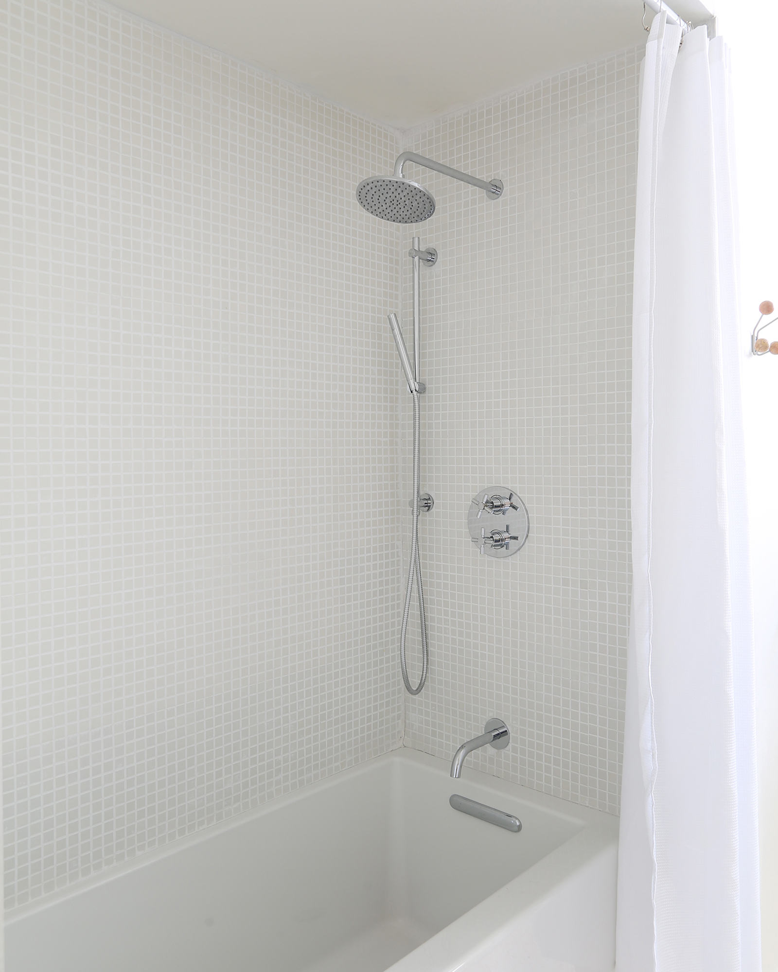 the-hurley_house_hurleyville-new-york-usa_interior-shower.jpg