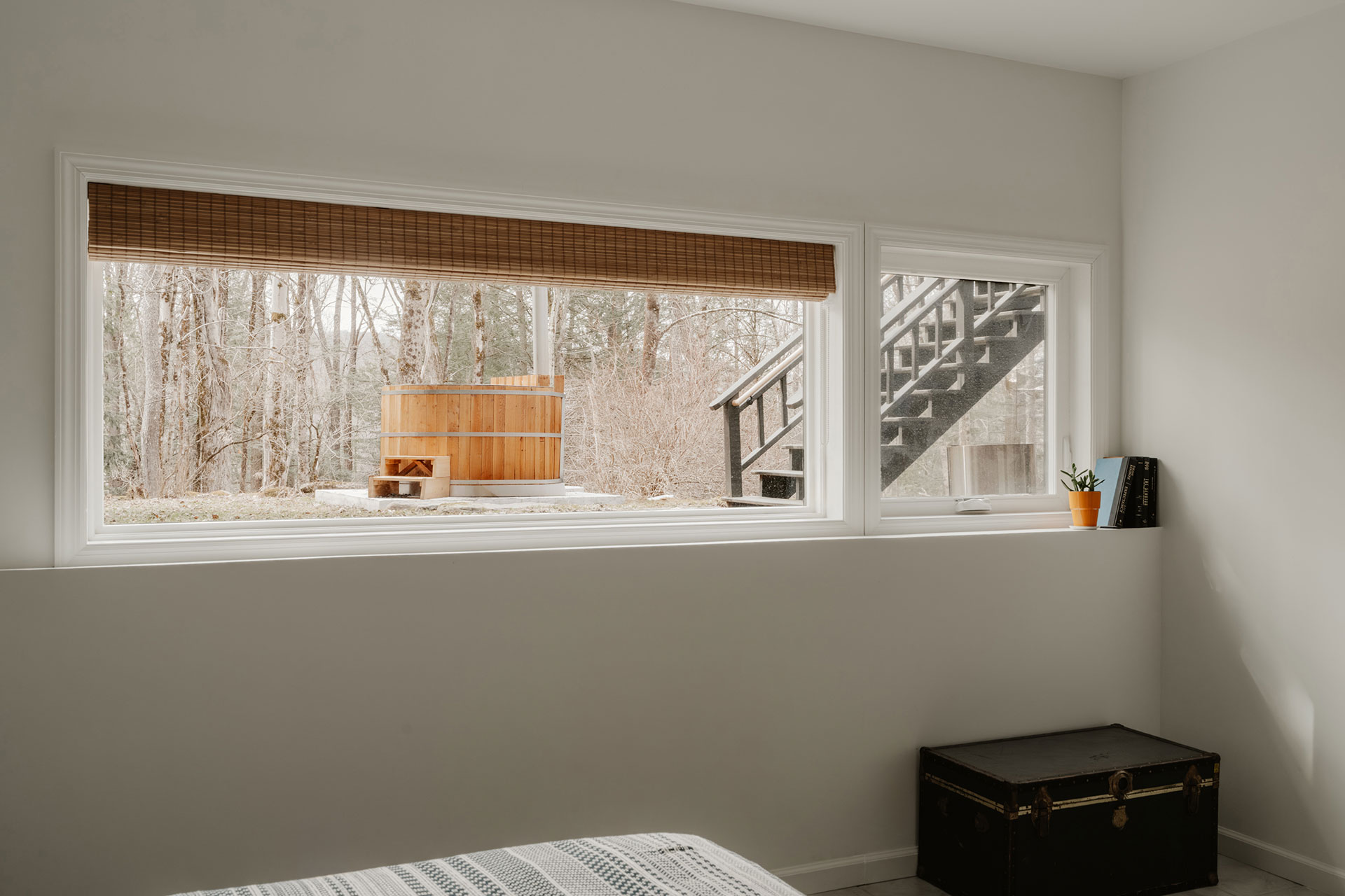 the-hurley_house_new-york-usa_interior-bedroom-window.jpg