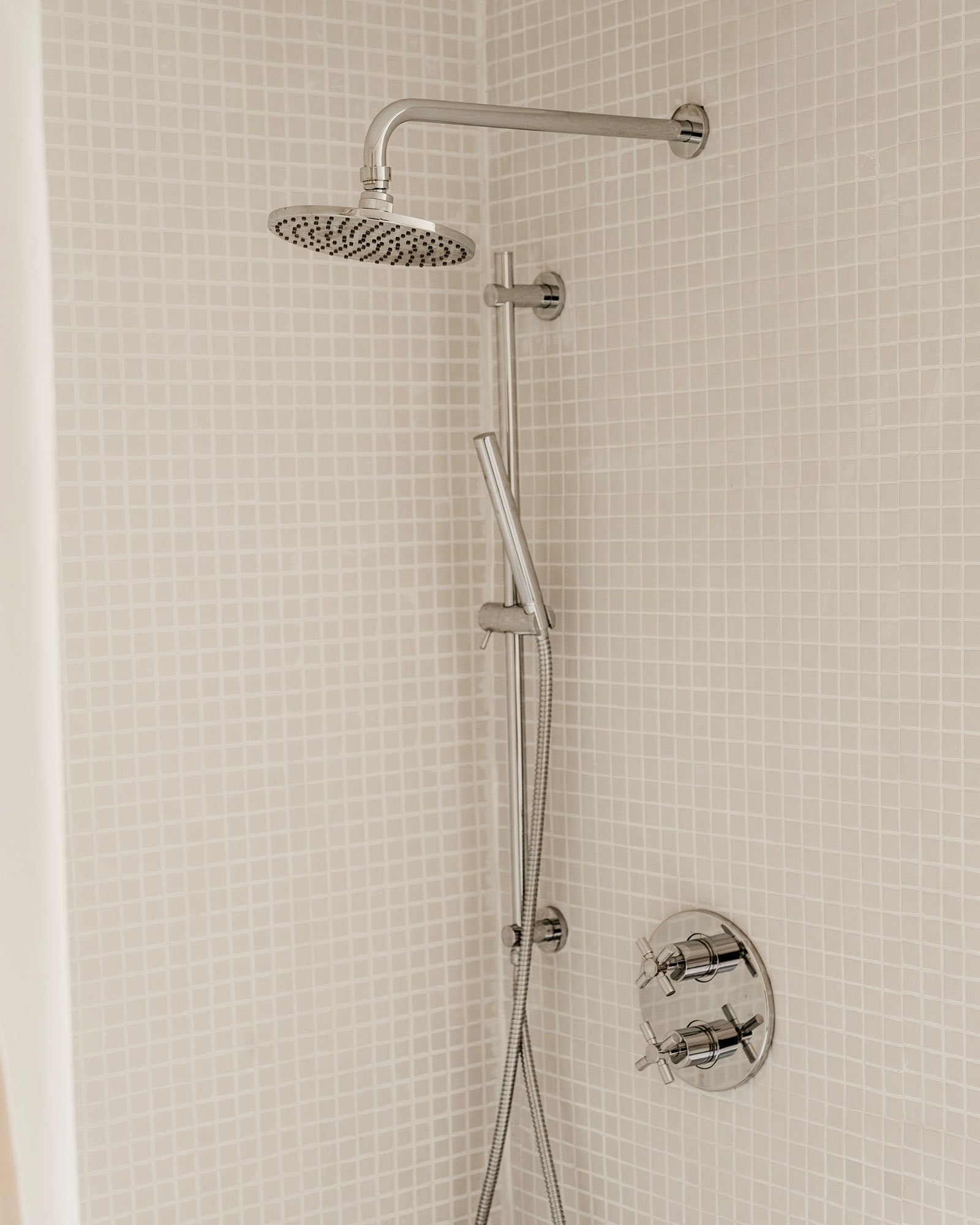the-hurley_house_new-york-usa_interior-shower.jpg