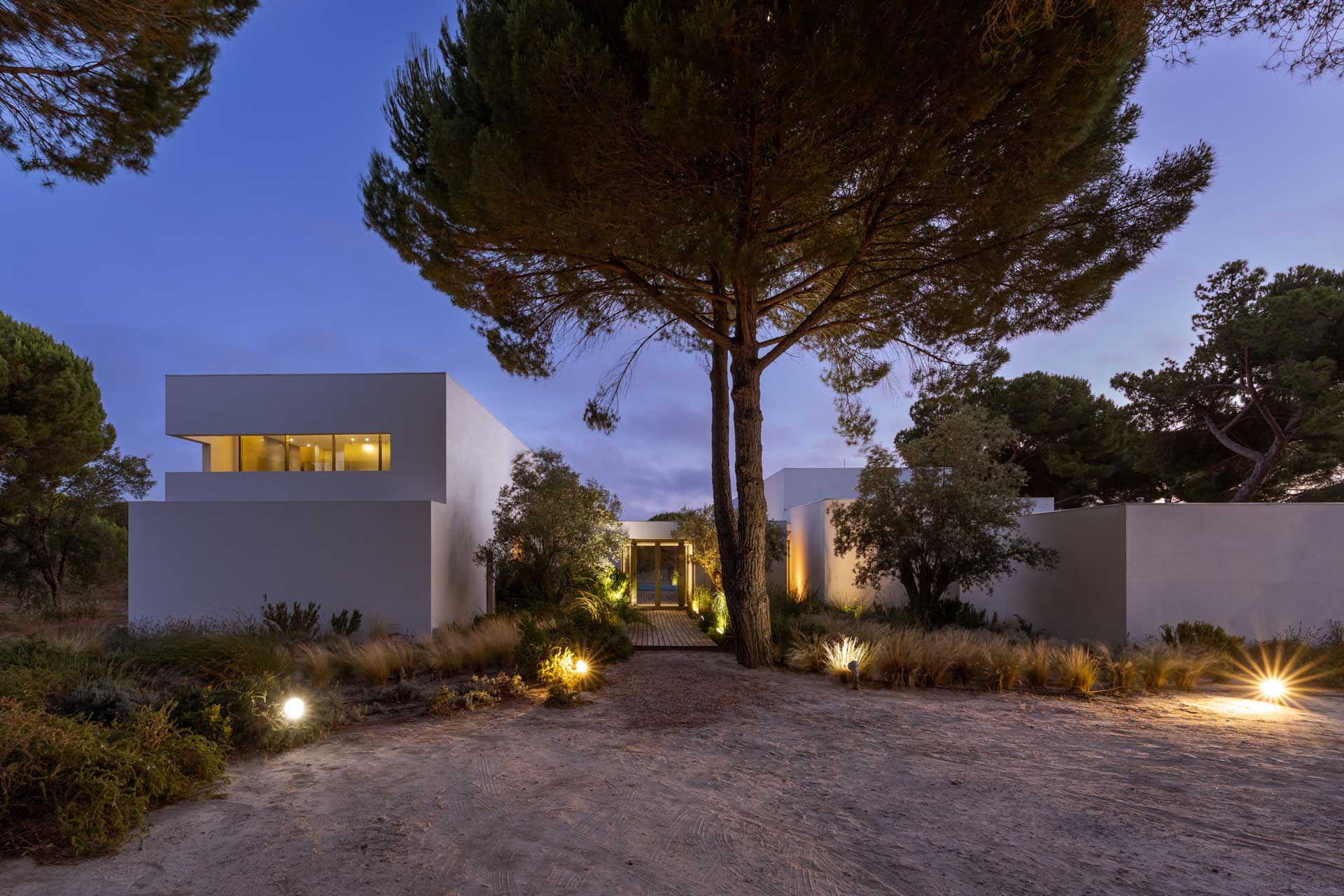 villa-magnolia_villa_comporta-setubal-portugal_exterior-design-night.jpg