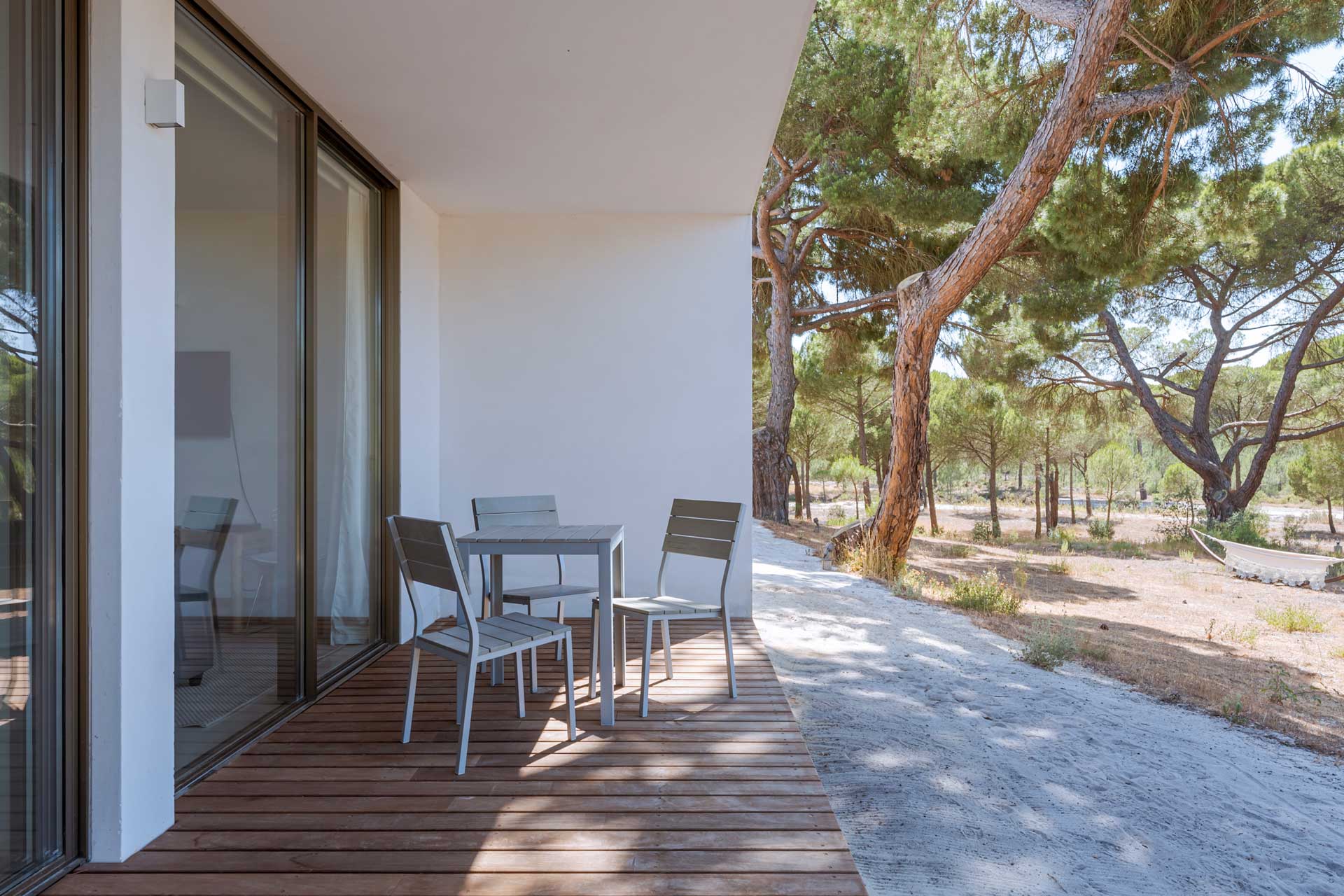 villa-magnolia_villa_comporta-setubal-portugal_exterior-terrace-table.jpg