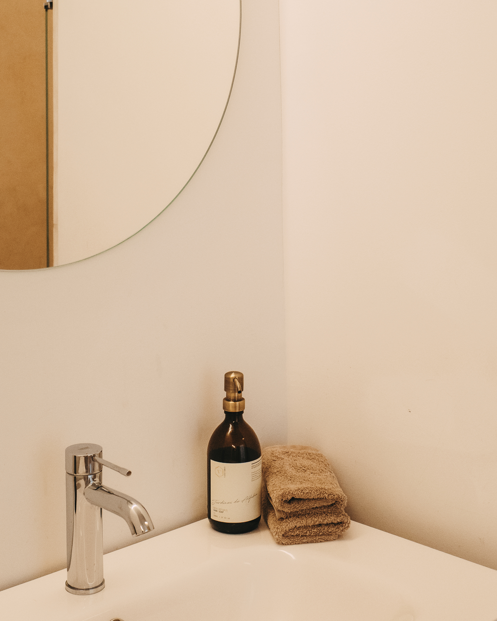 cas-padri-pons_townhouse_Illes-Balears-spain_interior-bathroom-mirror.jpg