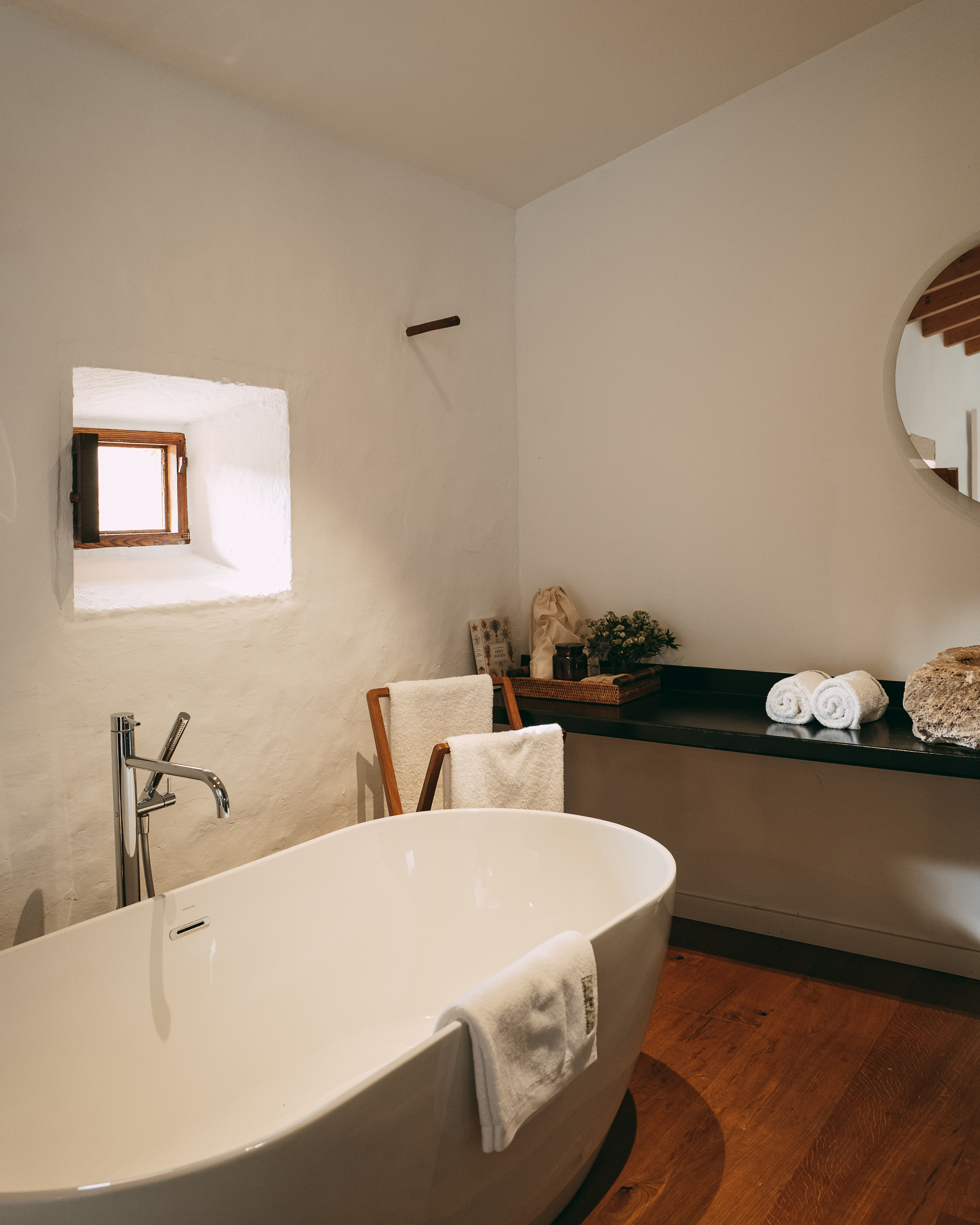 cas-padri-pons_townhouse_Illes-Balears-spain_interior-bathtub.jpg