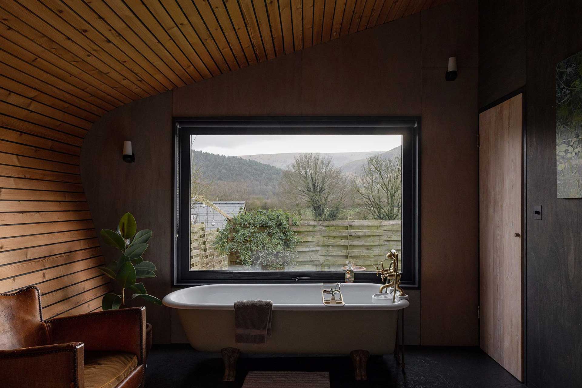 hergest-lee_cabin_wales-united-kingdom_cabin-interior-bathtub.jpg