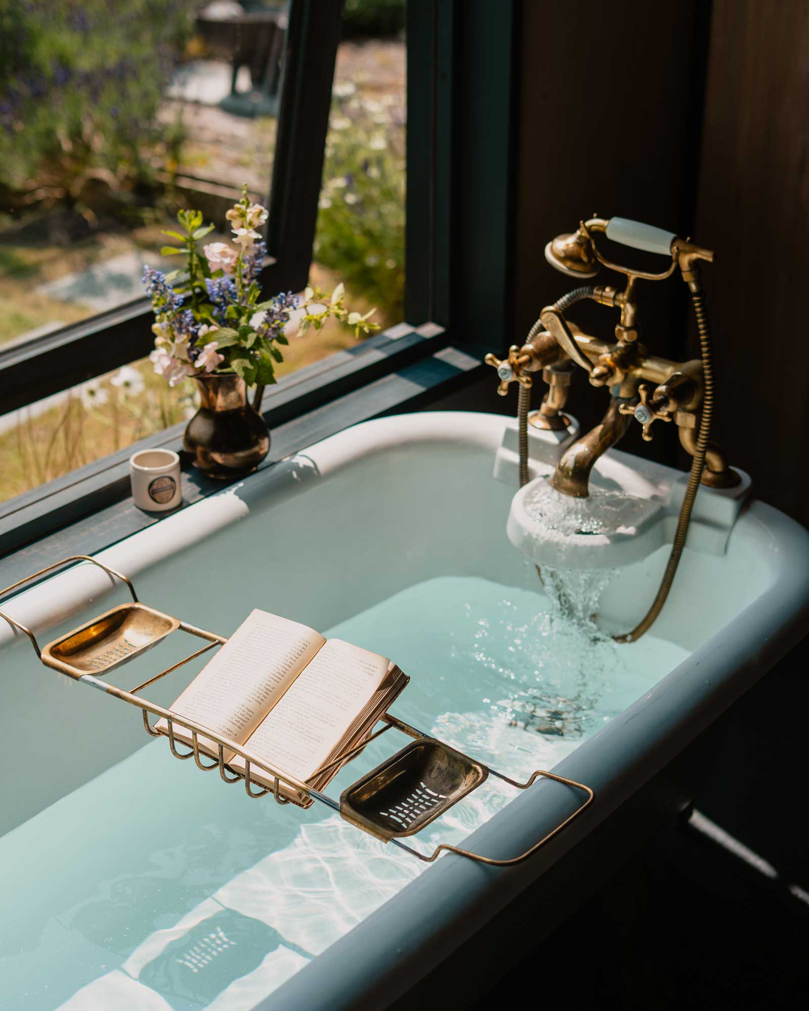 hergest-lee_cabin_wales-united-kingdom_cabin-interior-bathtub-book.jpg