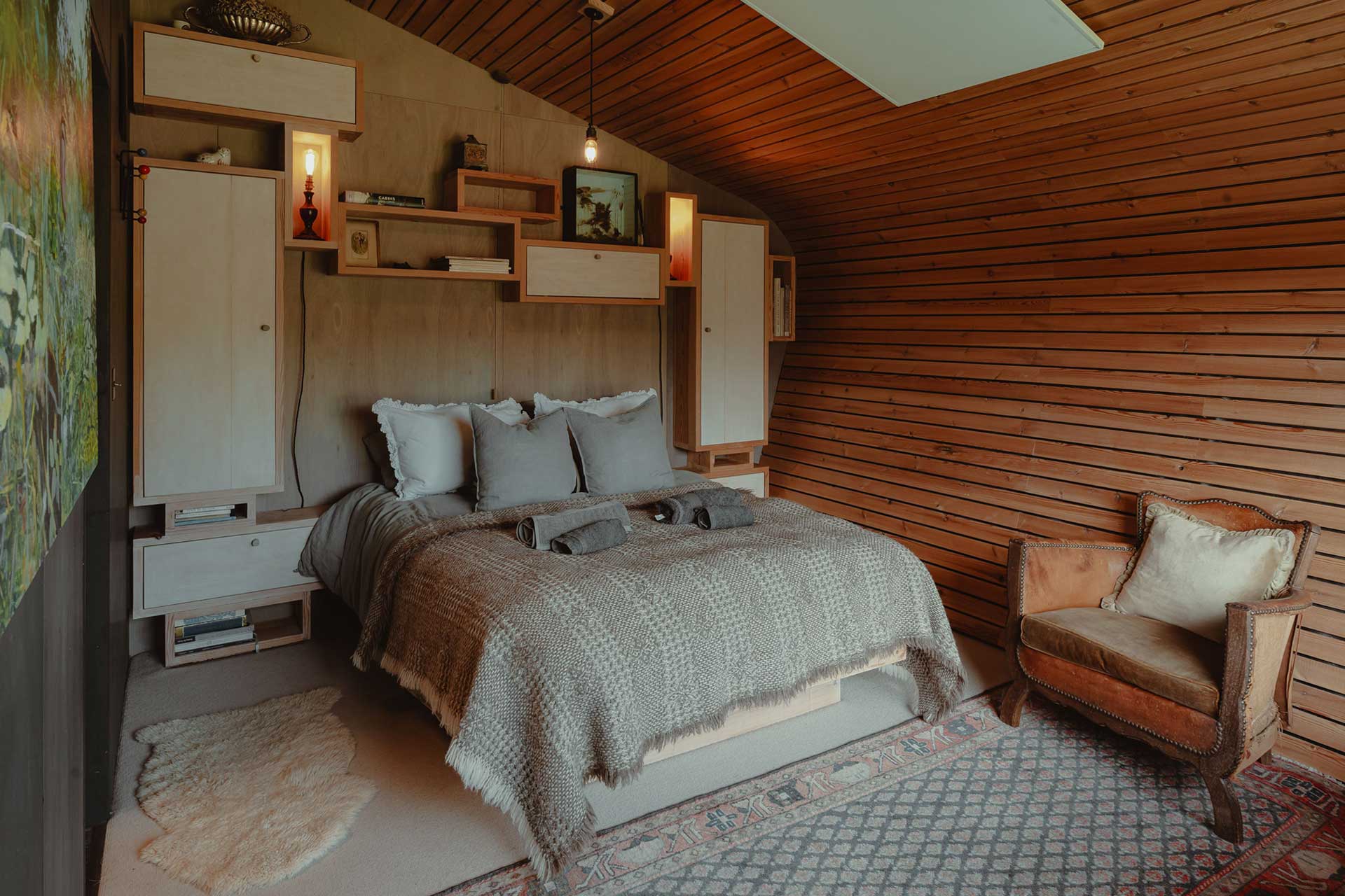 hergest-lee_cabin_wales-united-kingdom_cabin-interior-bedroom.jpg