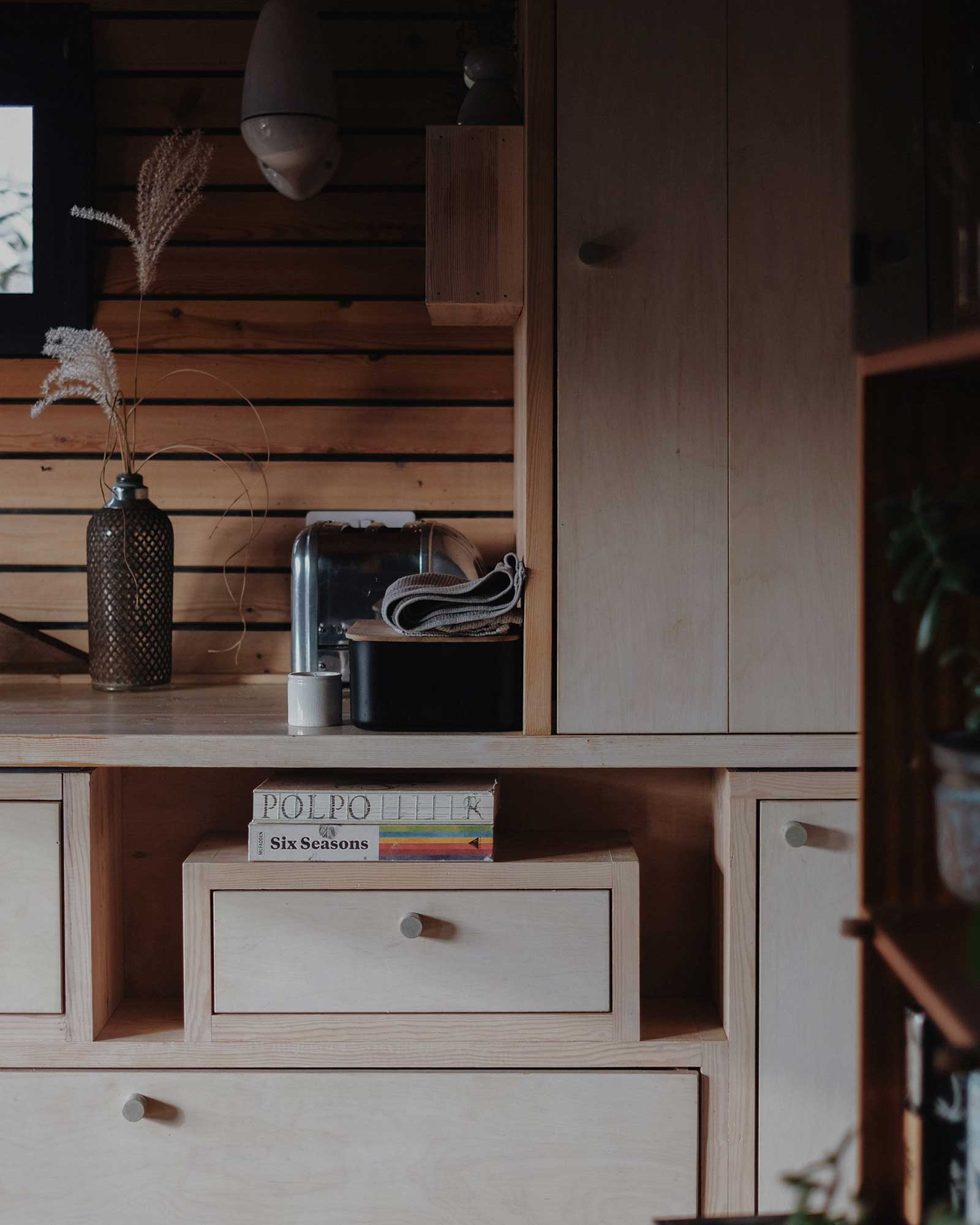 hergest-lee_cabin_wales-united-kingdom_cabin-interior-detail-kitchen.jpg