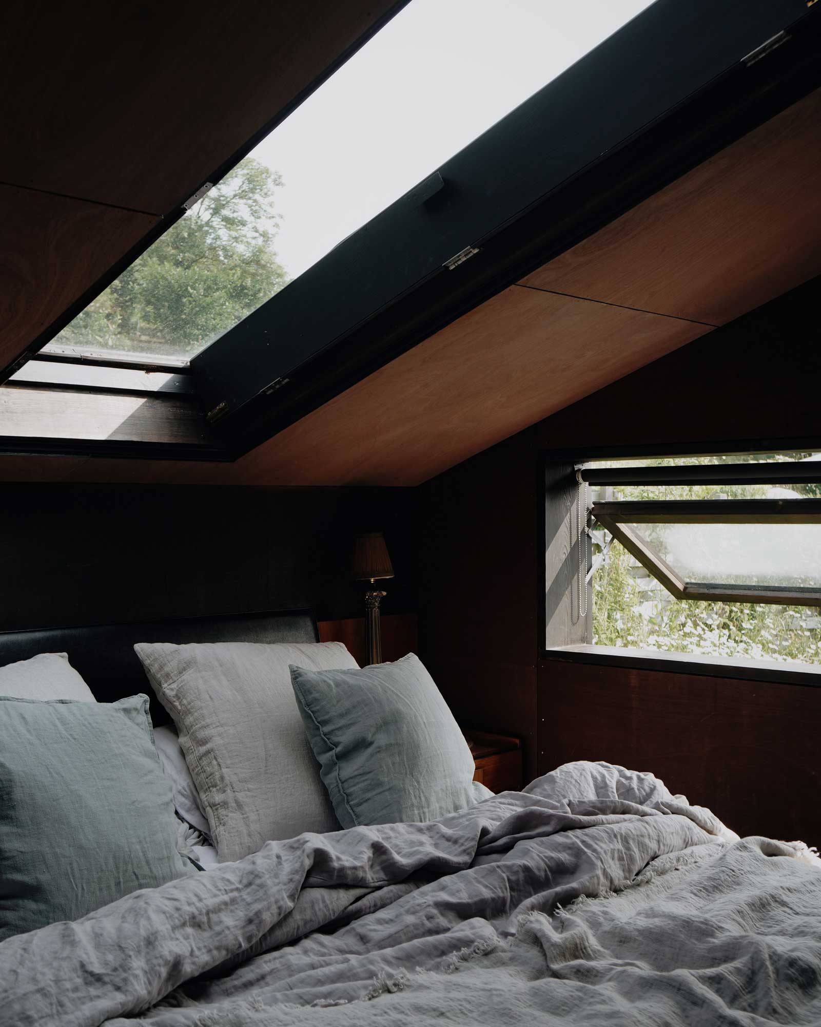 hergest-lee_cabin_wales-united-kingdom_lean-to-interior-bedroom.jpg