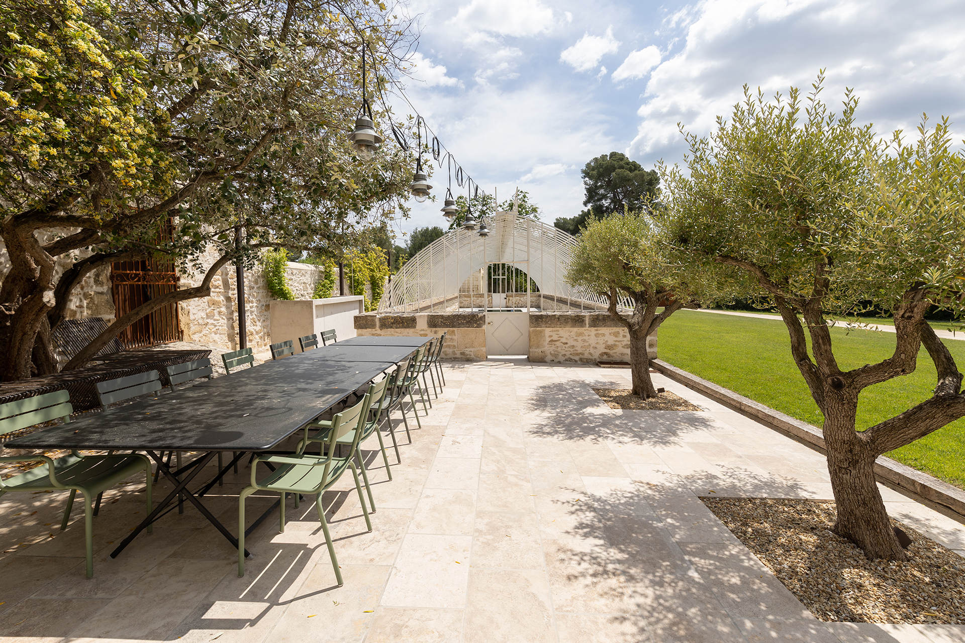 villa-rieucoulon_estate_france_exterior-table.jpg