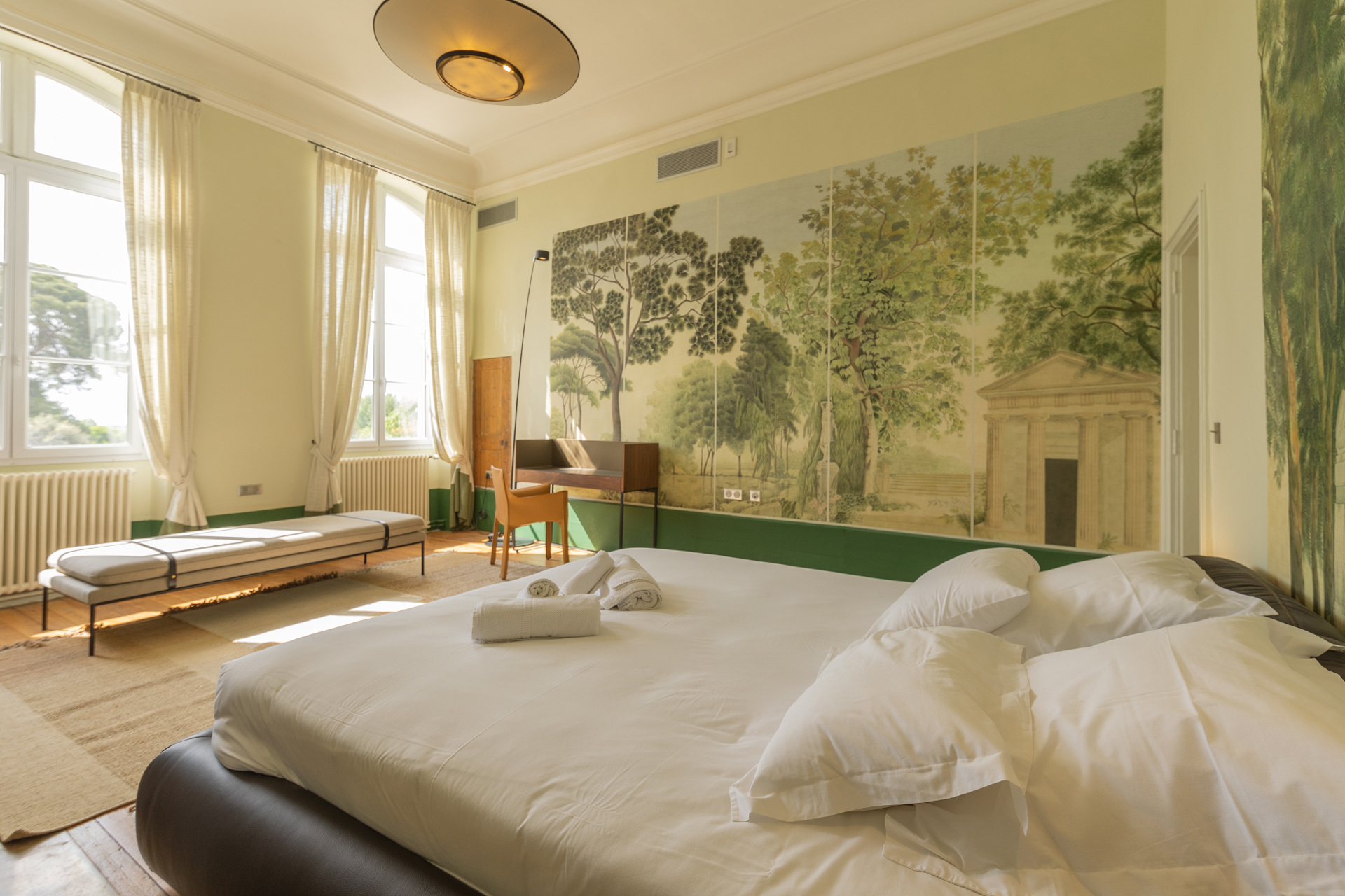 villa-rieucoulon_estate_france_interior-bedroom-green.jpg