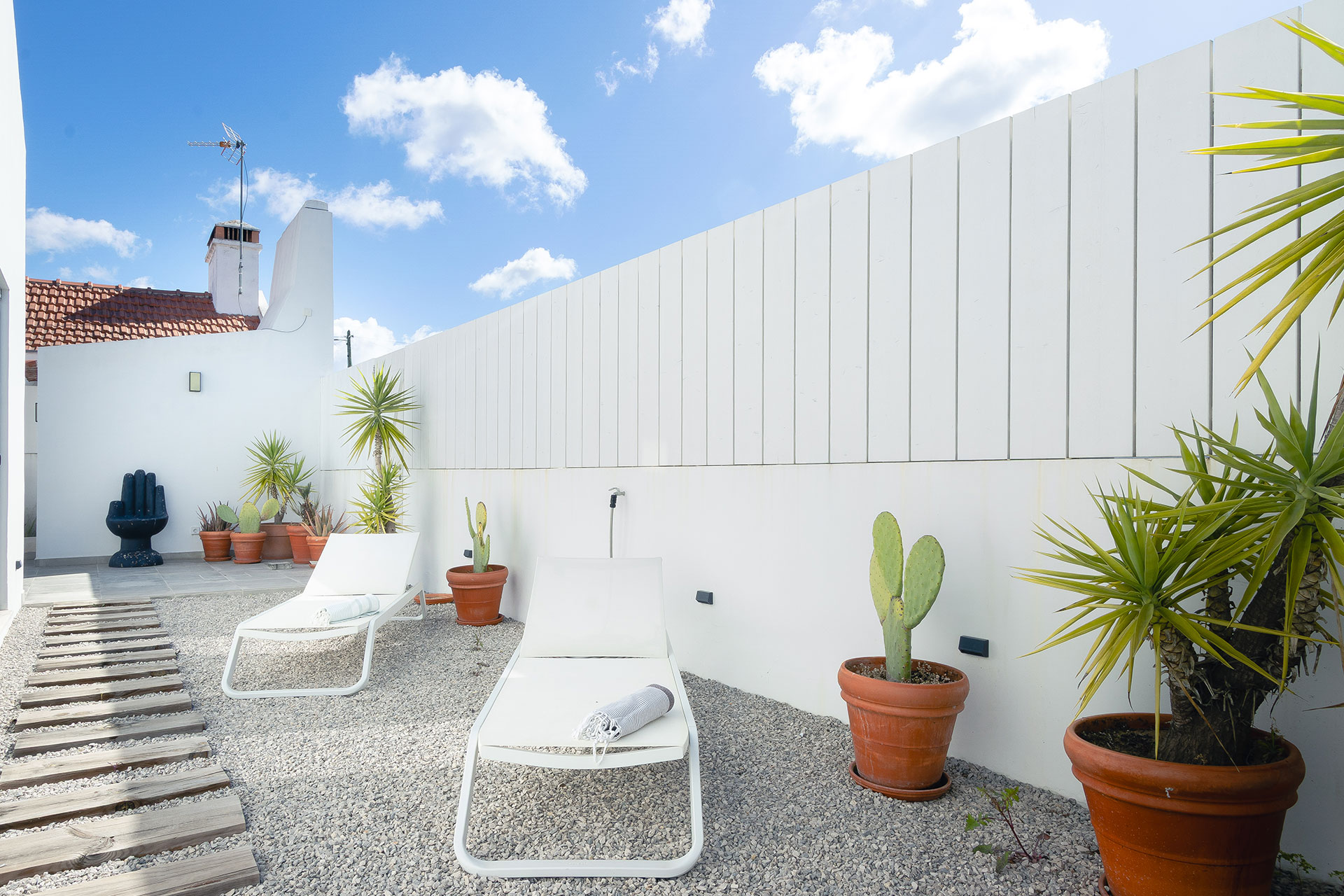 casa-alegra_house_Carvahal-setubal-portugal_exterior-pallets.jpg