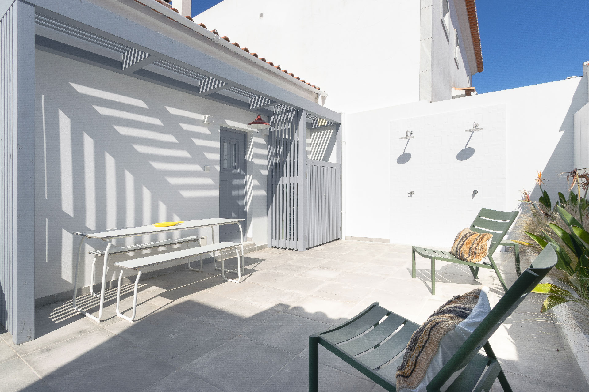 casa-alegra_house_Carvahal-setubal-portugal_exterior-showers.jpg