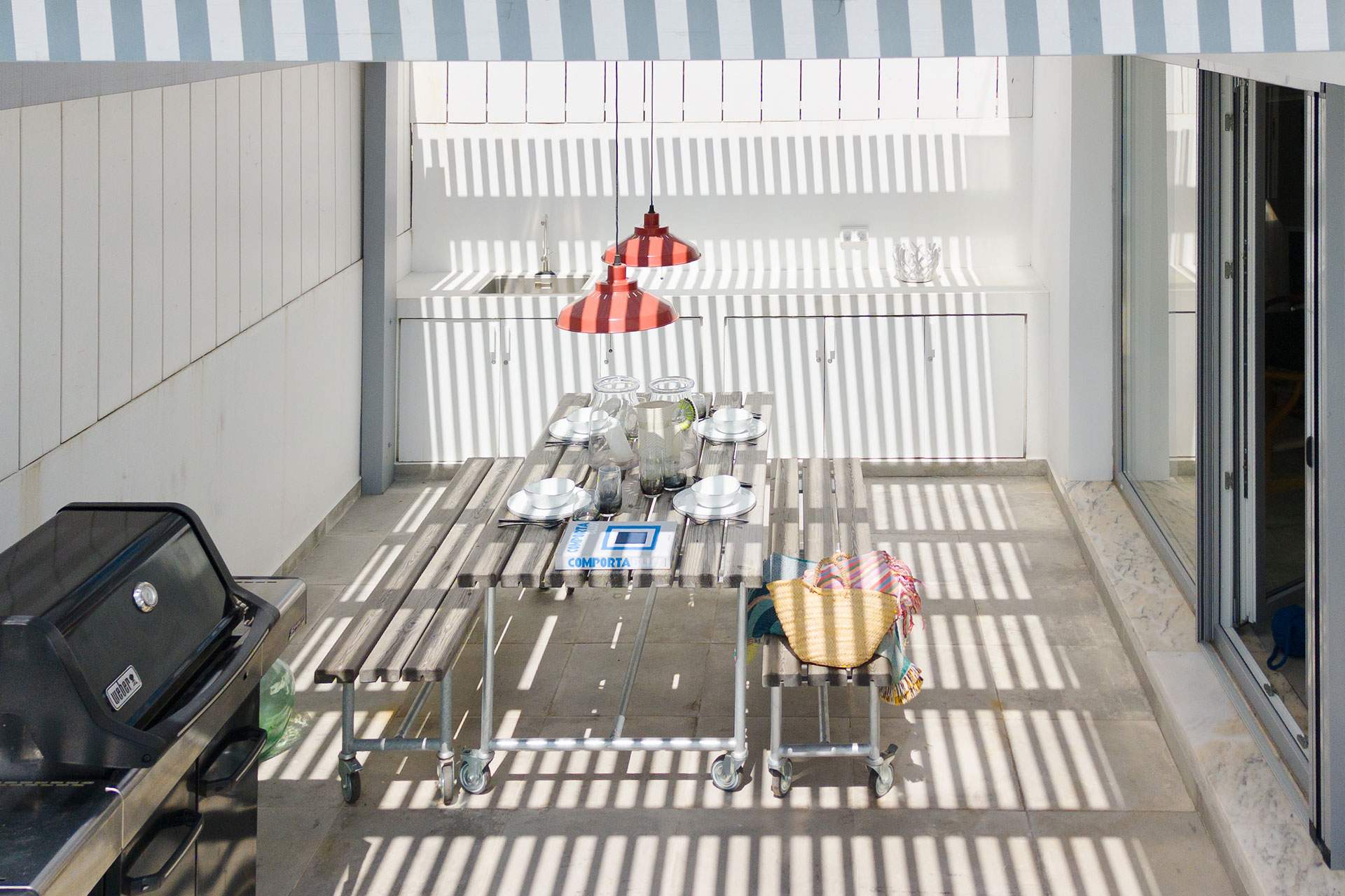 casa-alegra_house_Carvahal-setubal-portugal_exterior-terrace-table.jpg