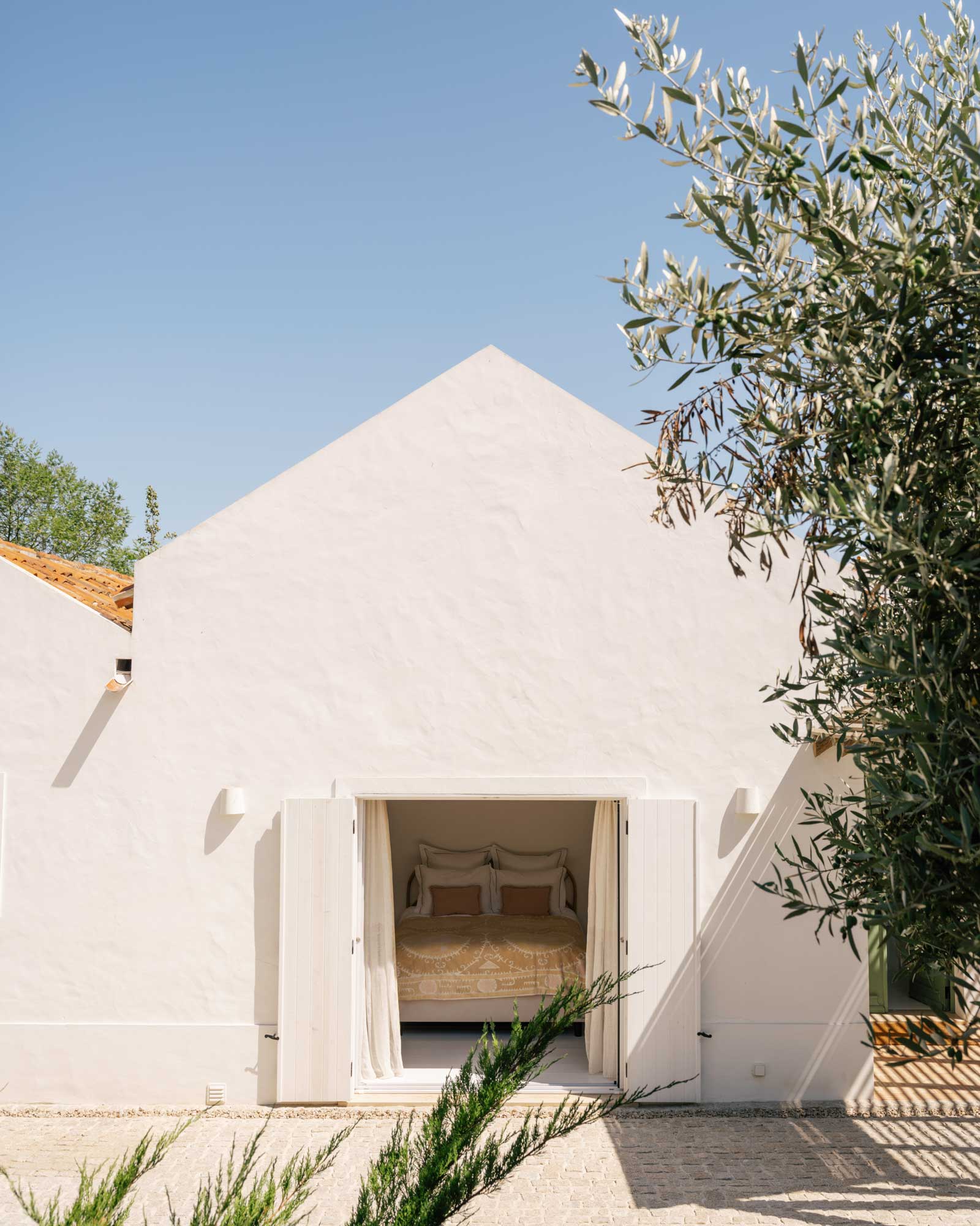 villa-ayina_beachhouse_comporta-setubal-portugal_exterior-bedroom.jpg