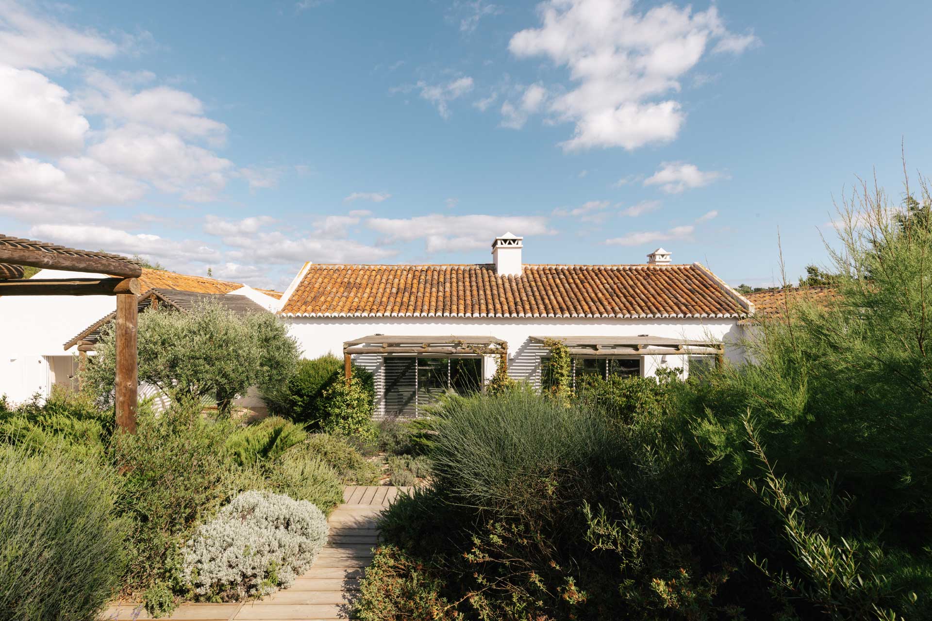 villa-ayina_beachhouse_comporta-setubal-portugal_exterior-design.jpg