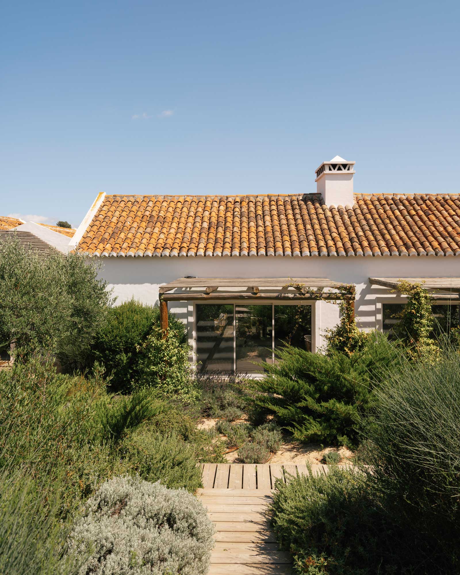 villa-ayina_beachhouse_comporta-setubal-portugal_exterior-design-facade.jpg