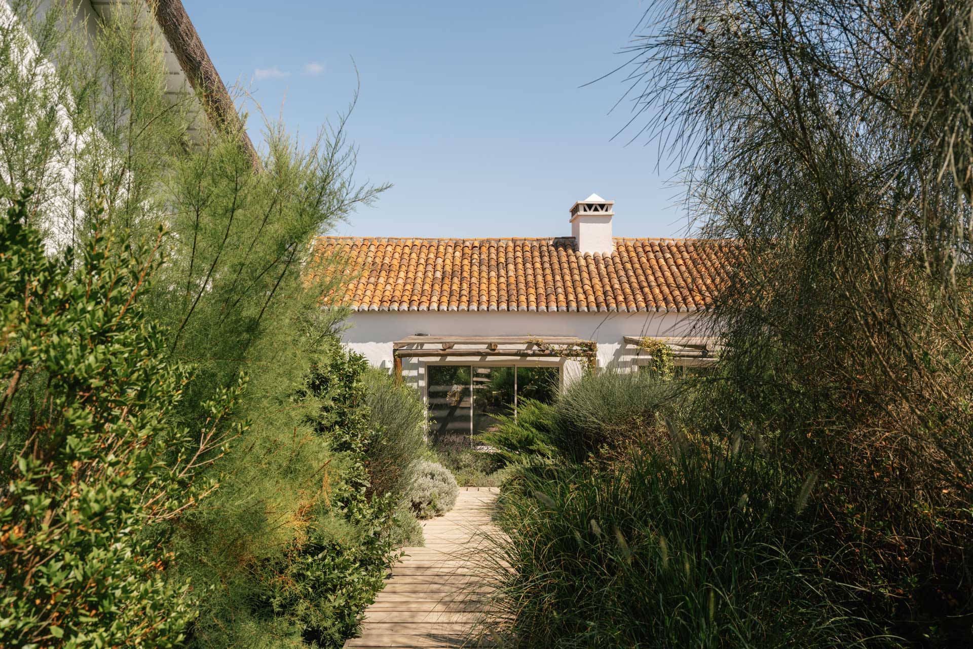 villa-ayina_beachhouse_comporta-setubal-portugal_exterior-facade.jpg