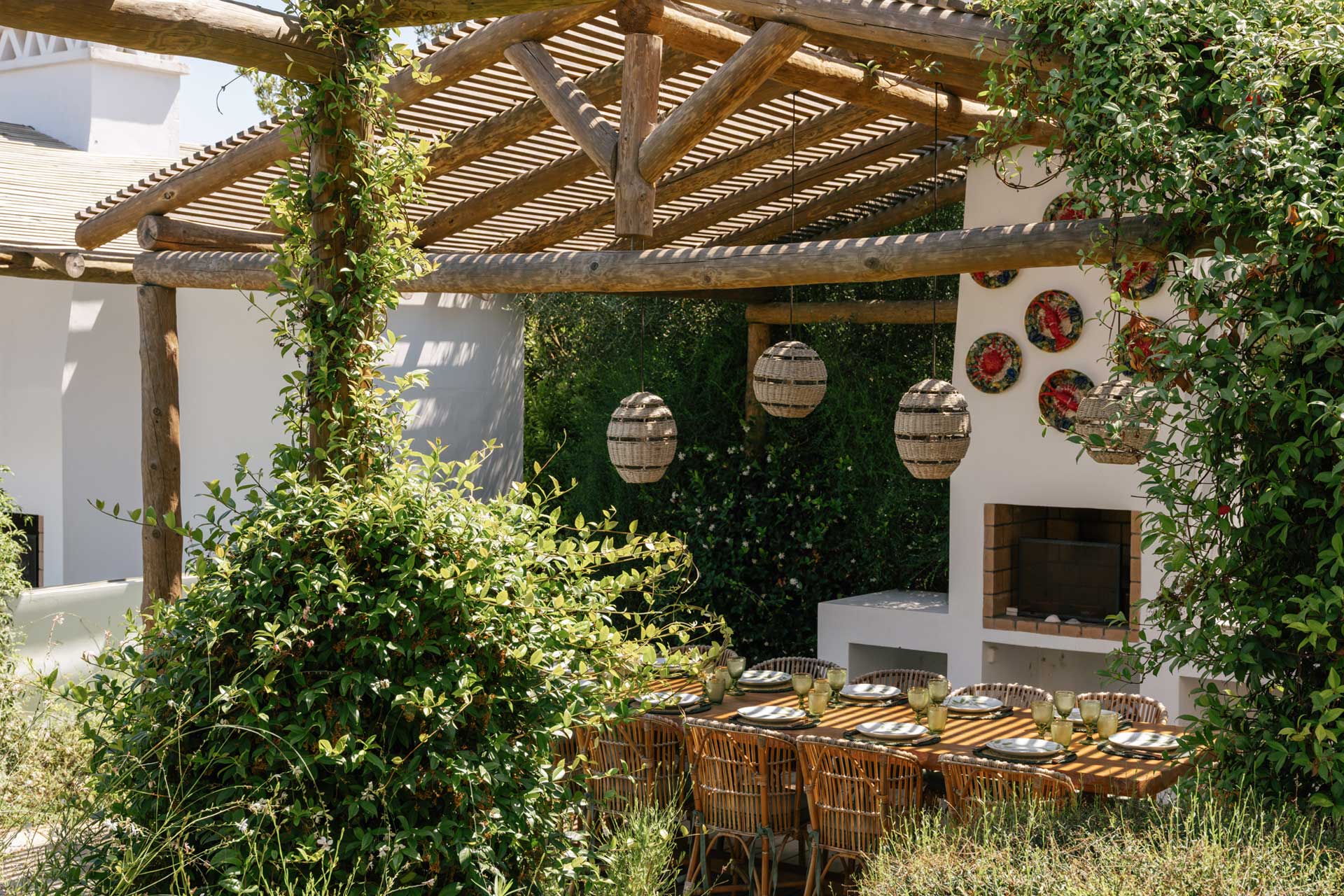 villa-ayina_beachhouse_comporta-setubal-portugal_exterior-table.jpg
