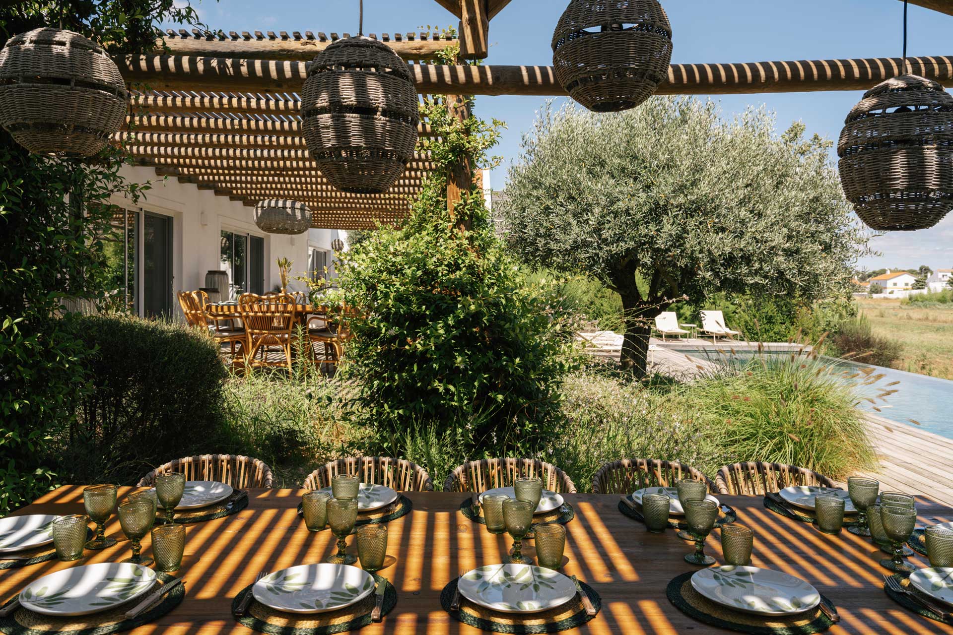 villa-ayina_beachhouse_comporta-setubal-portugal_exterior-table-design.jpg