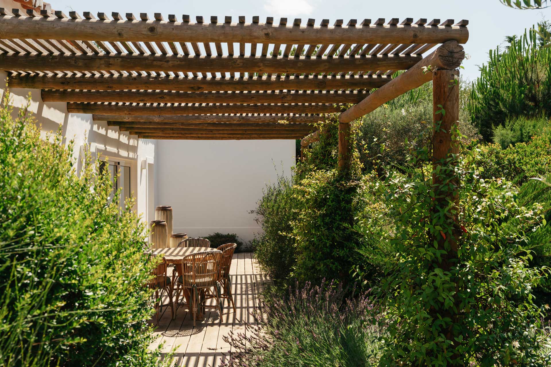villa-ayina_beachhouse_comporta-setubal-portugal_exterior-table-plants.jpg