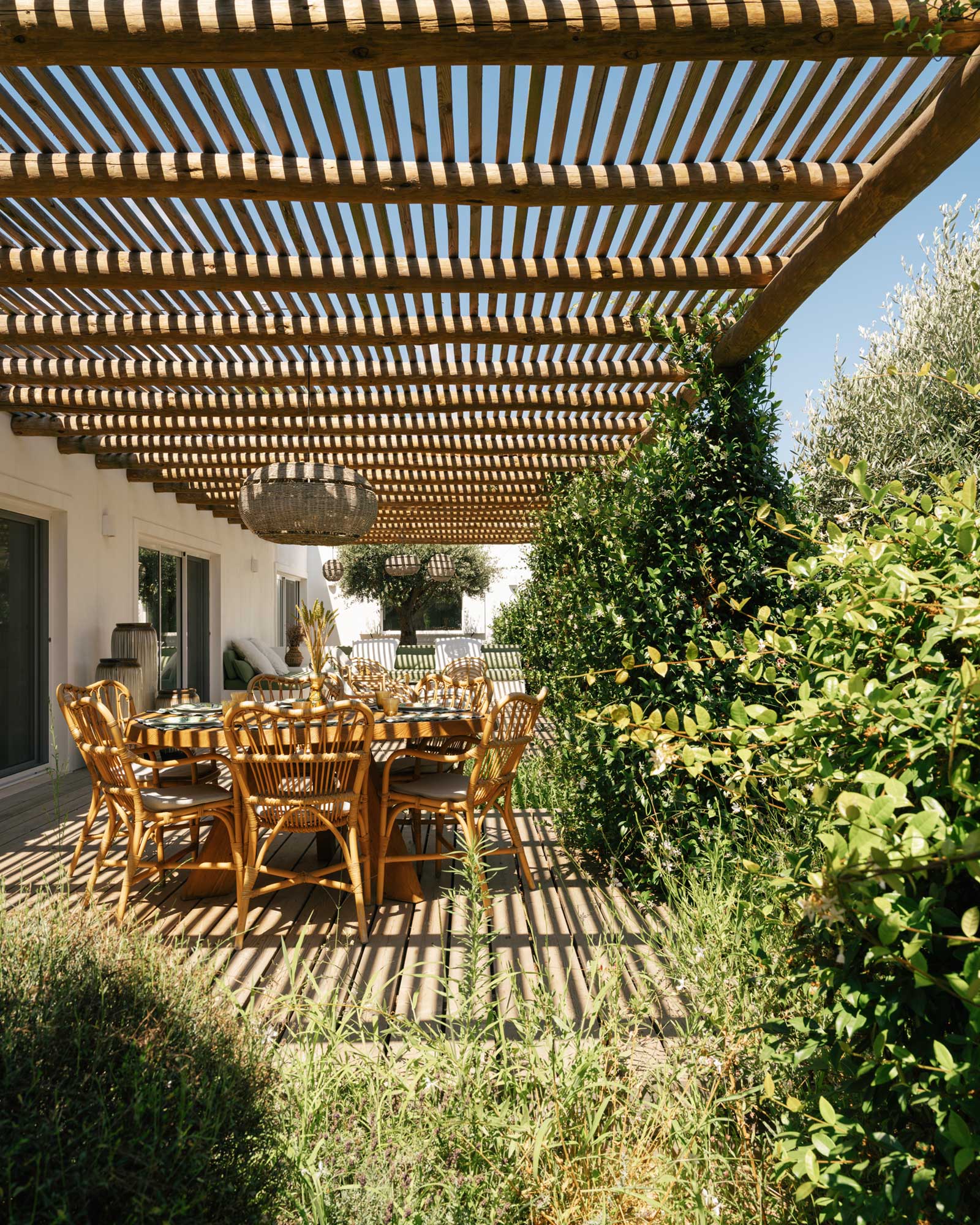villa-ayina_beachhouse_comporta-setubal-portugal_exterior-table-shadow.jpg