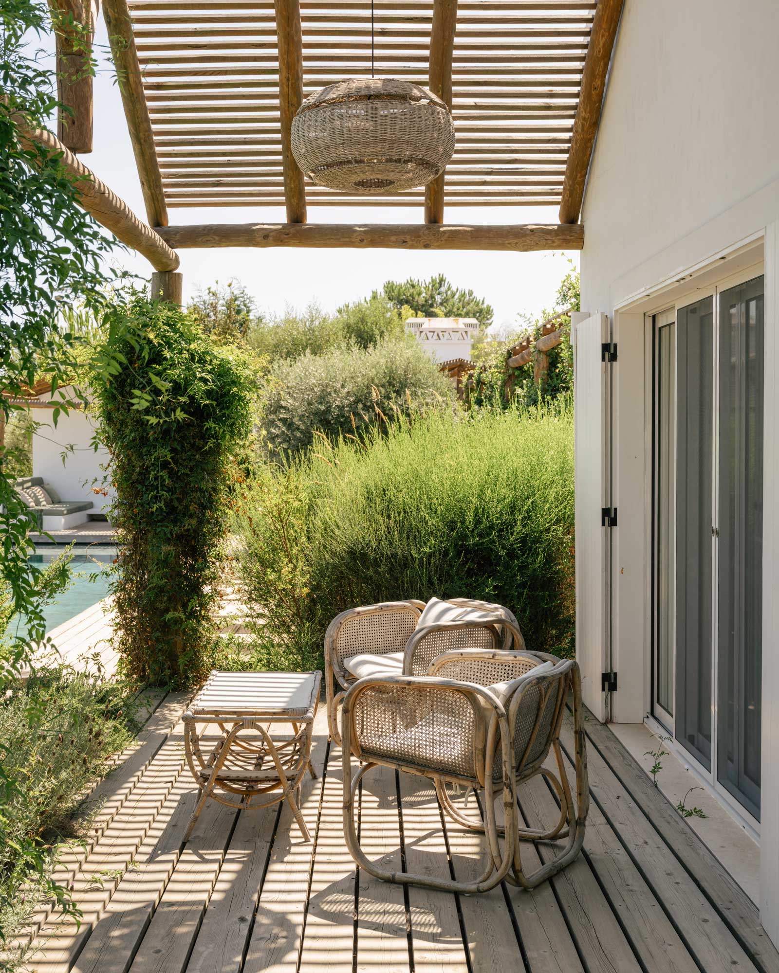 villa-ayina_beachhouse_comporta-setubal-portugal_exterior-terrace-chair.jpg