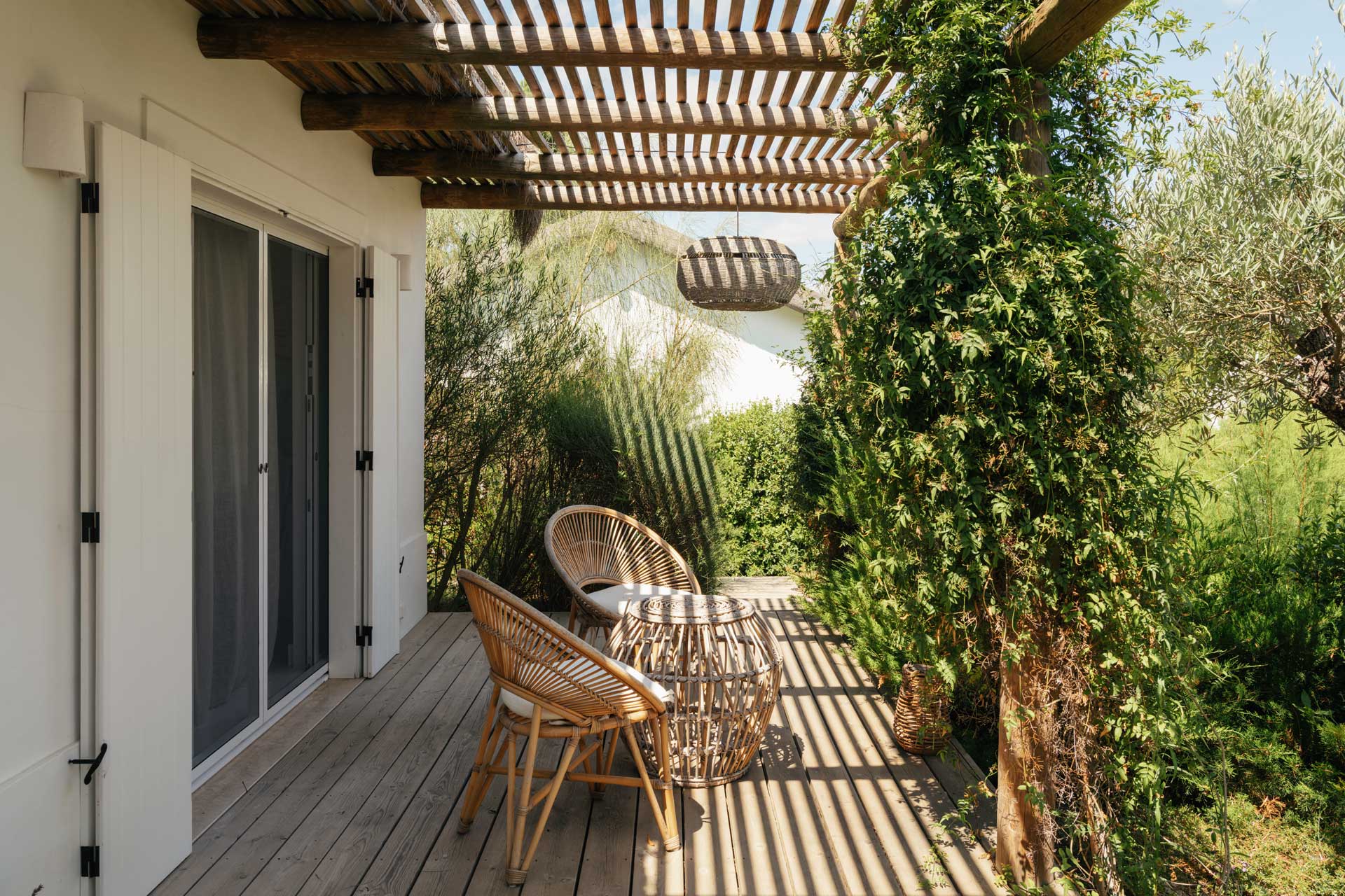 villa-ayina_beachhouse_comporta-setubal-portugal_exterior-terrace-chairs.jpg