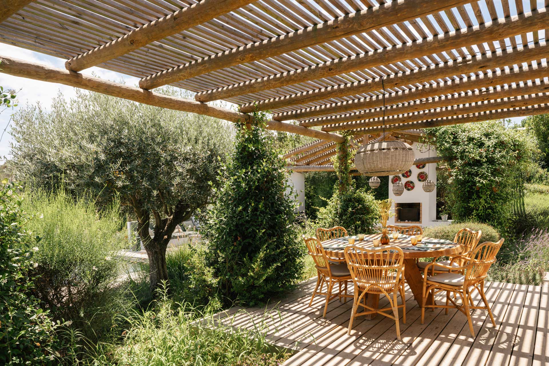 villa-ayina_beachhouse_comporta-setubal-portugal_exterior-terrace-table.jpg