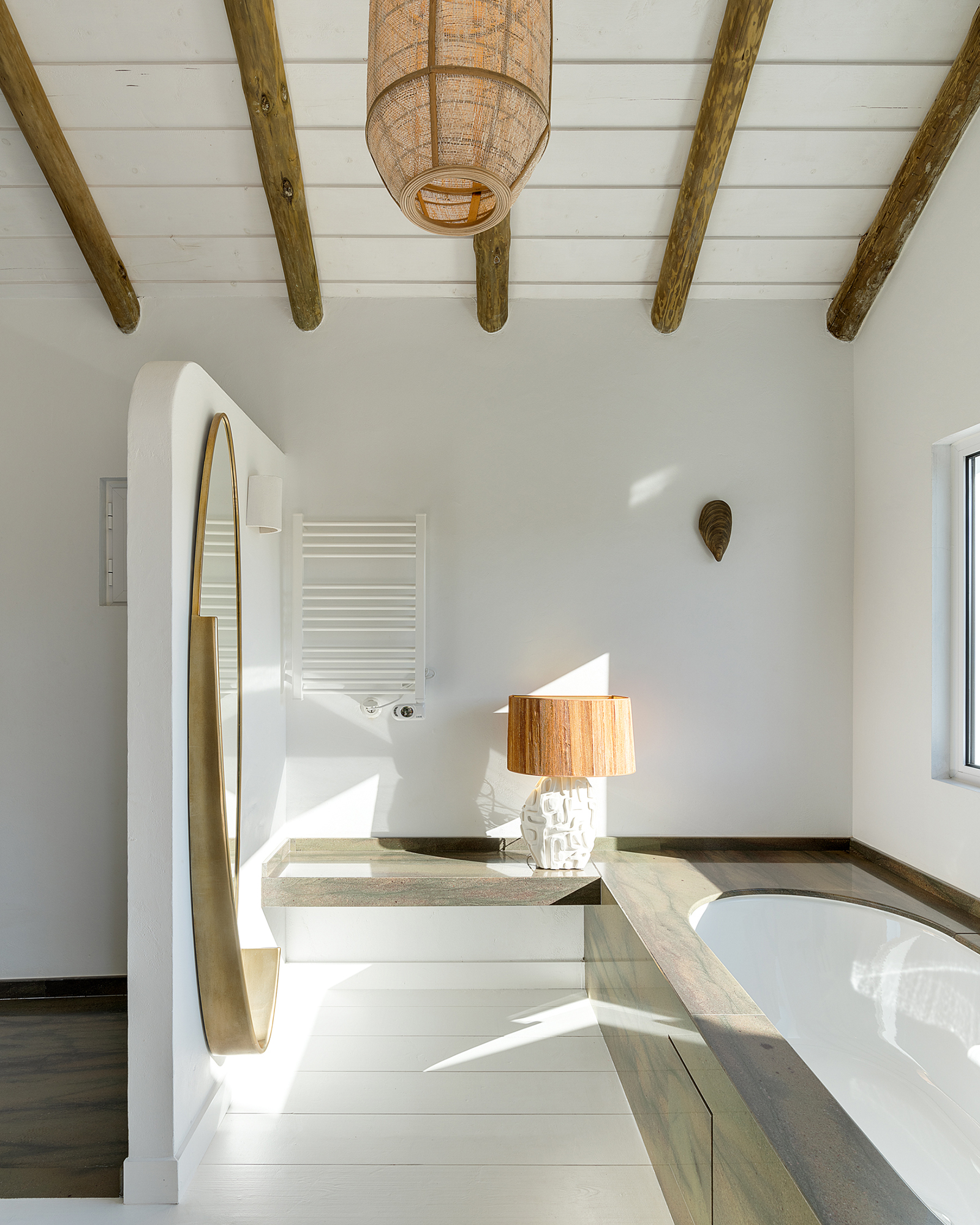 villa-ayina_beachhouse_comporta-setubal-portugal_interior-bathroom-tub.jpg