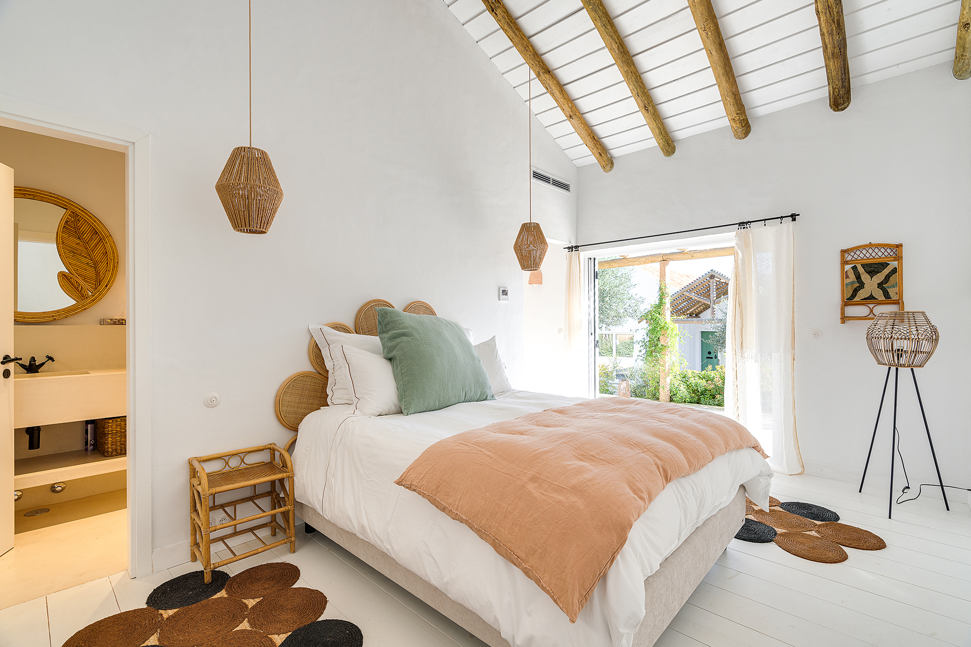 villa-ayina_beachhouse_comporta-setubal-portugal_interior-bed.jpg