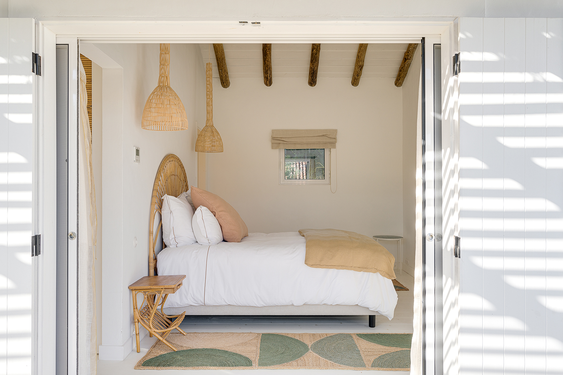 villa-ayina_beachhouse_comporta-setubal-portugal_interior-bed-detail.jpg