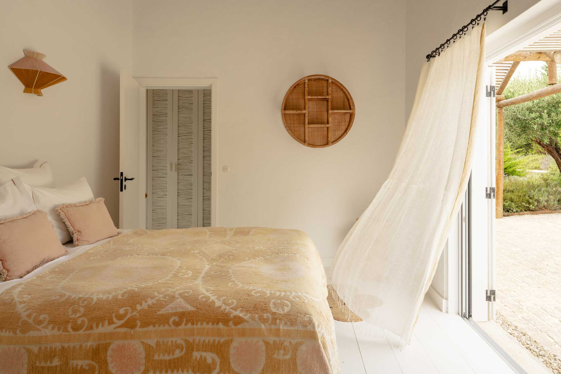 villa-ayina_beachhouse_comporta-setubal-portugal_interior-bed-room.jpg