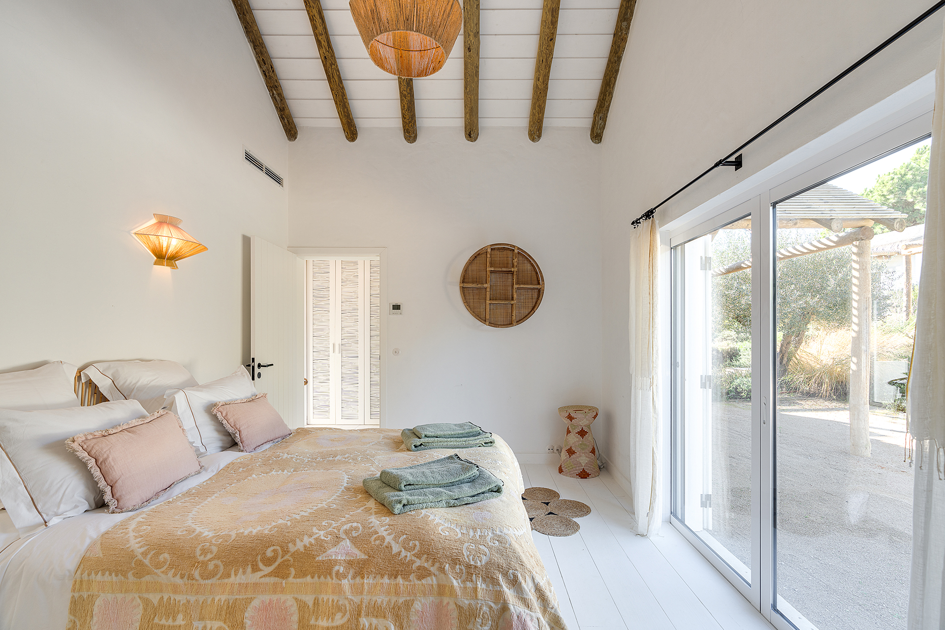 villa-ayina_beachhouse_comporta-setubal-portugal_interior-bed-room-design.jpg