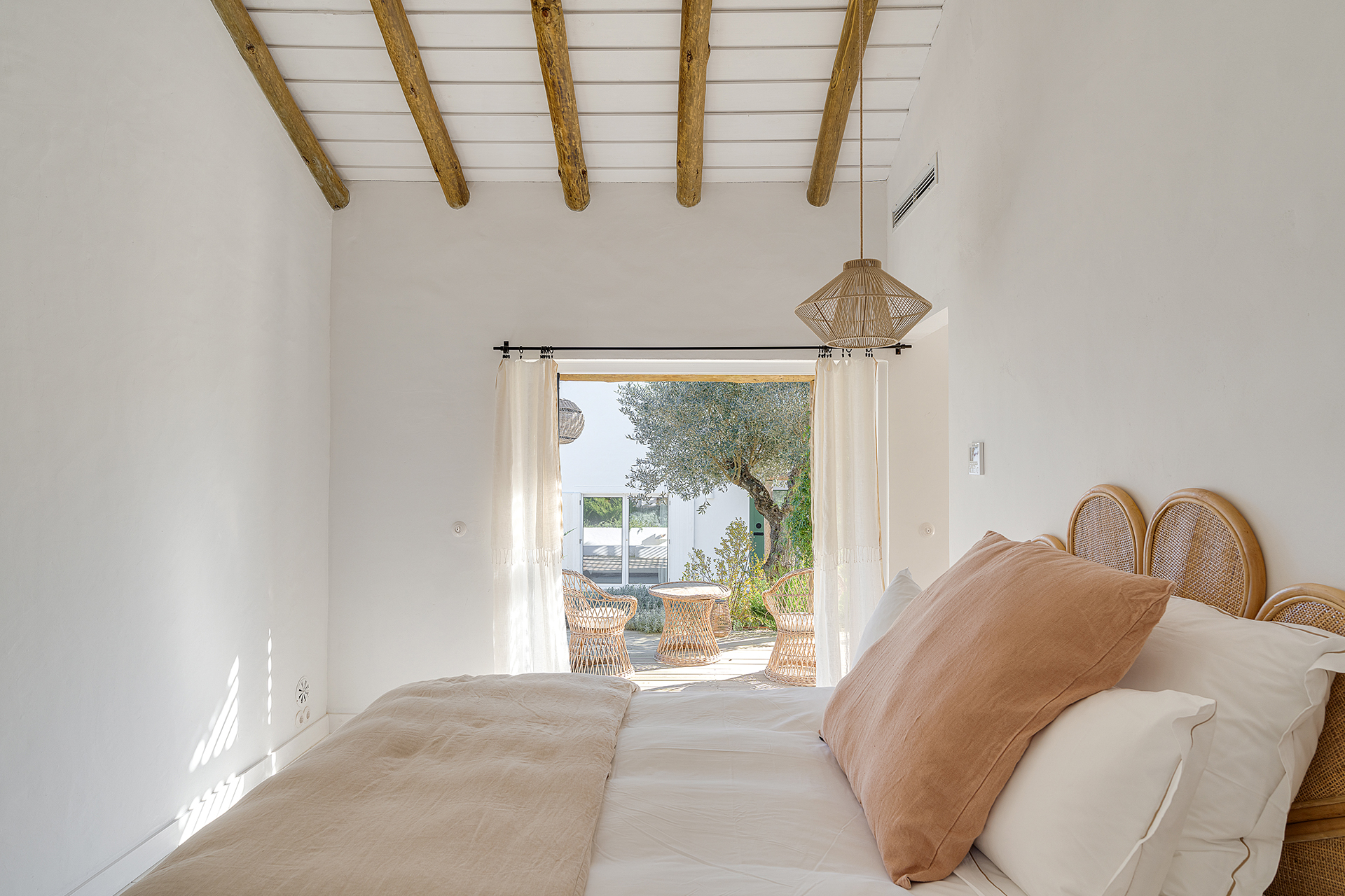 villa-ayina_beachhouse_comporta-setubal-portugal_interior-bedroom-window.jpg