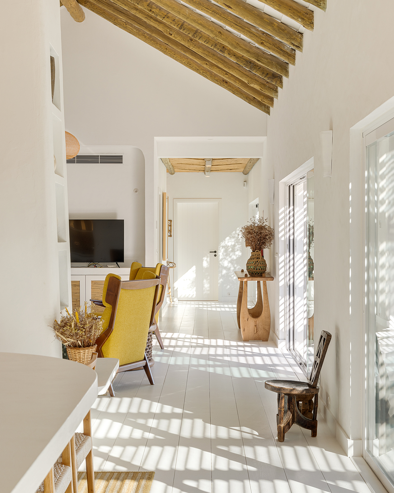 villa-ayina_beachhouse_comporta-setubal-portugal_interior-living.jpg