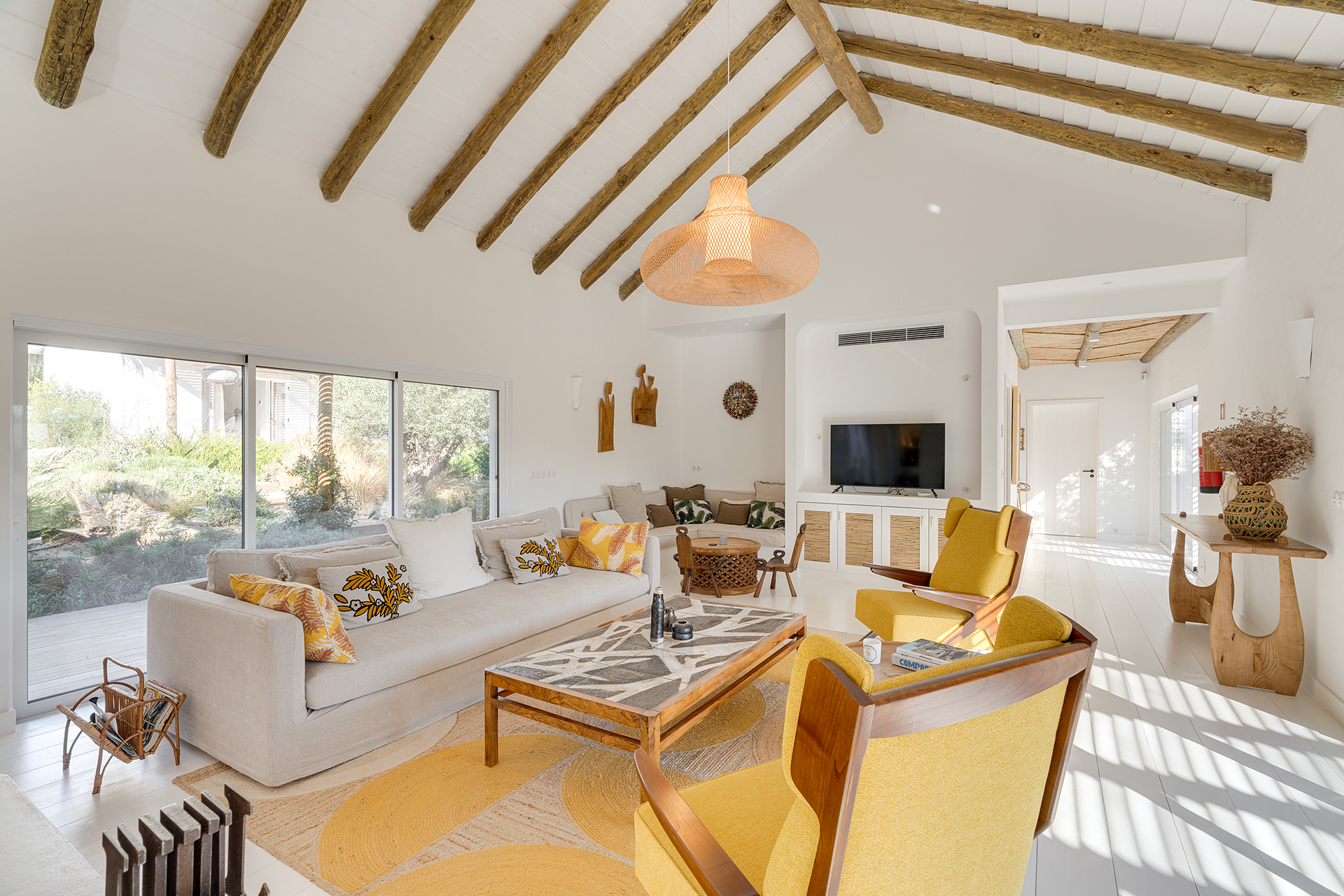 villa-ayina_beachhouse_comporta-setubal-portugal_interior-living-room.jpg