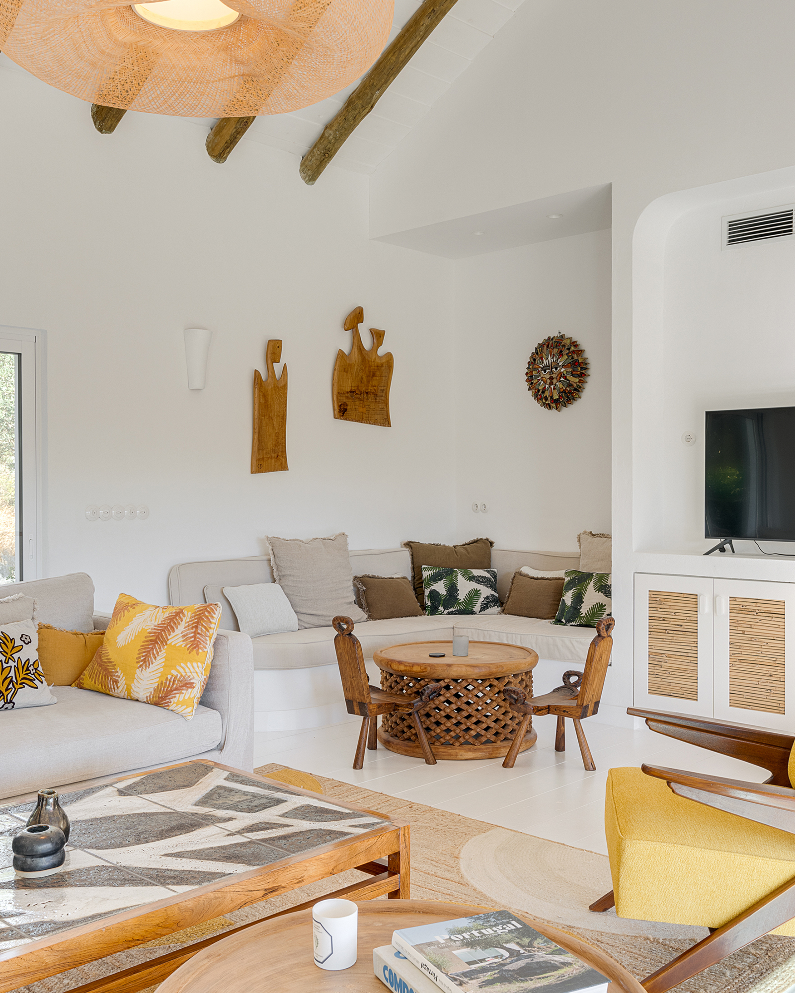villa-ayina_beachhouse_comporta-setubal-portugal_interior-living-room-space.jpg