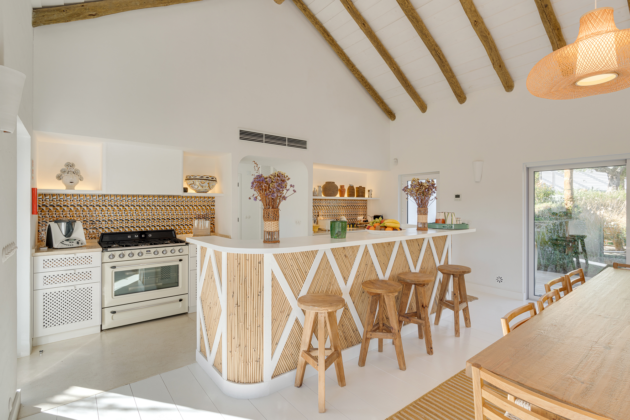 villa-ayina_beachhouse_portugal_interior-kitchen-design.jpg
