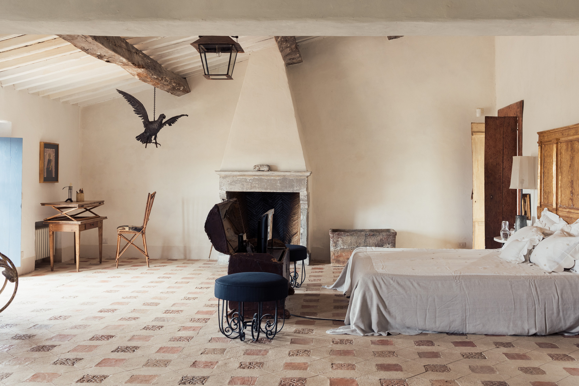 le-porciglia-tuscany-main-bedroom.jpg