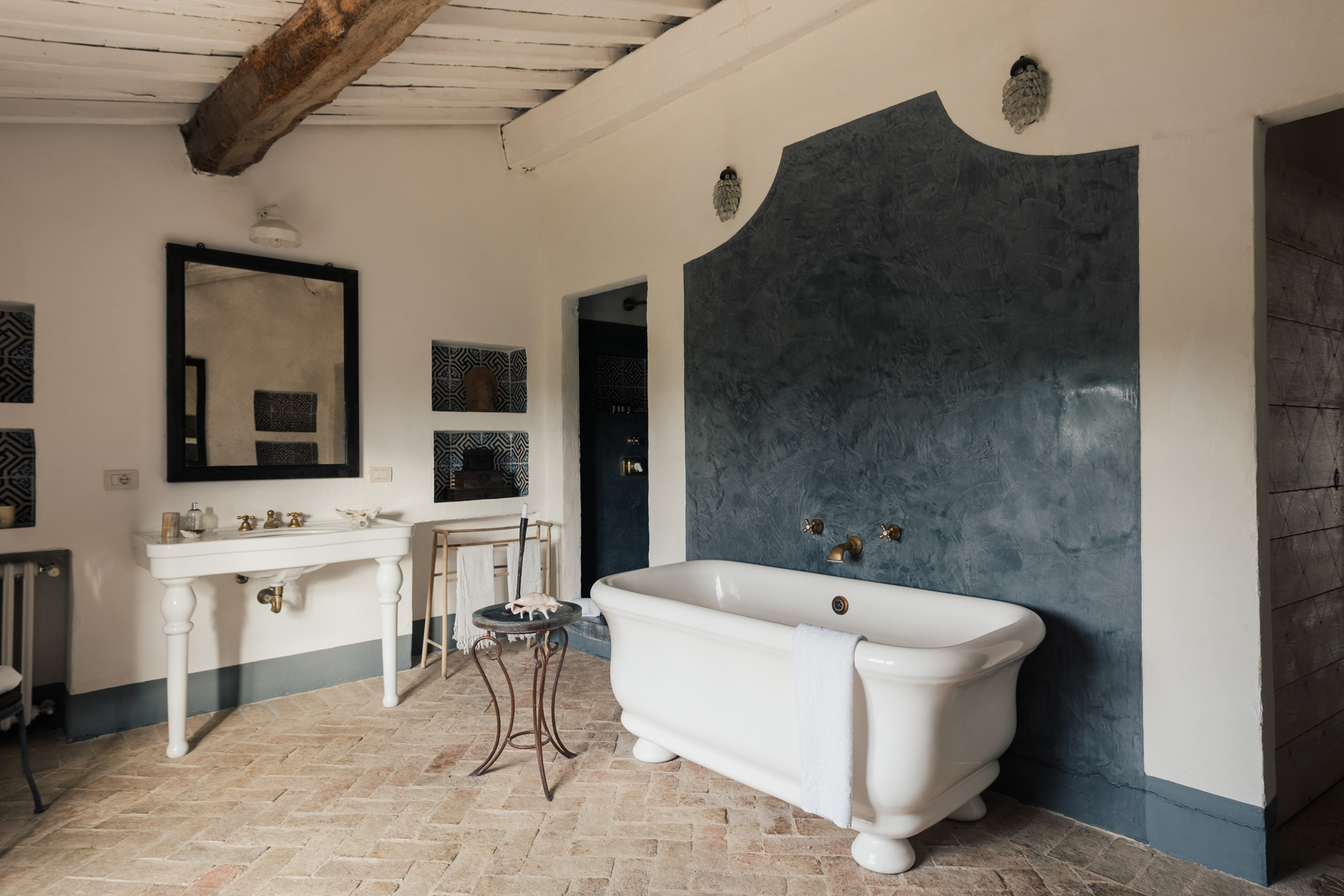 le-porciglia-tuscany-main-br-bathroom.jpg