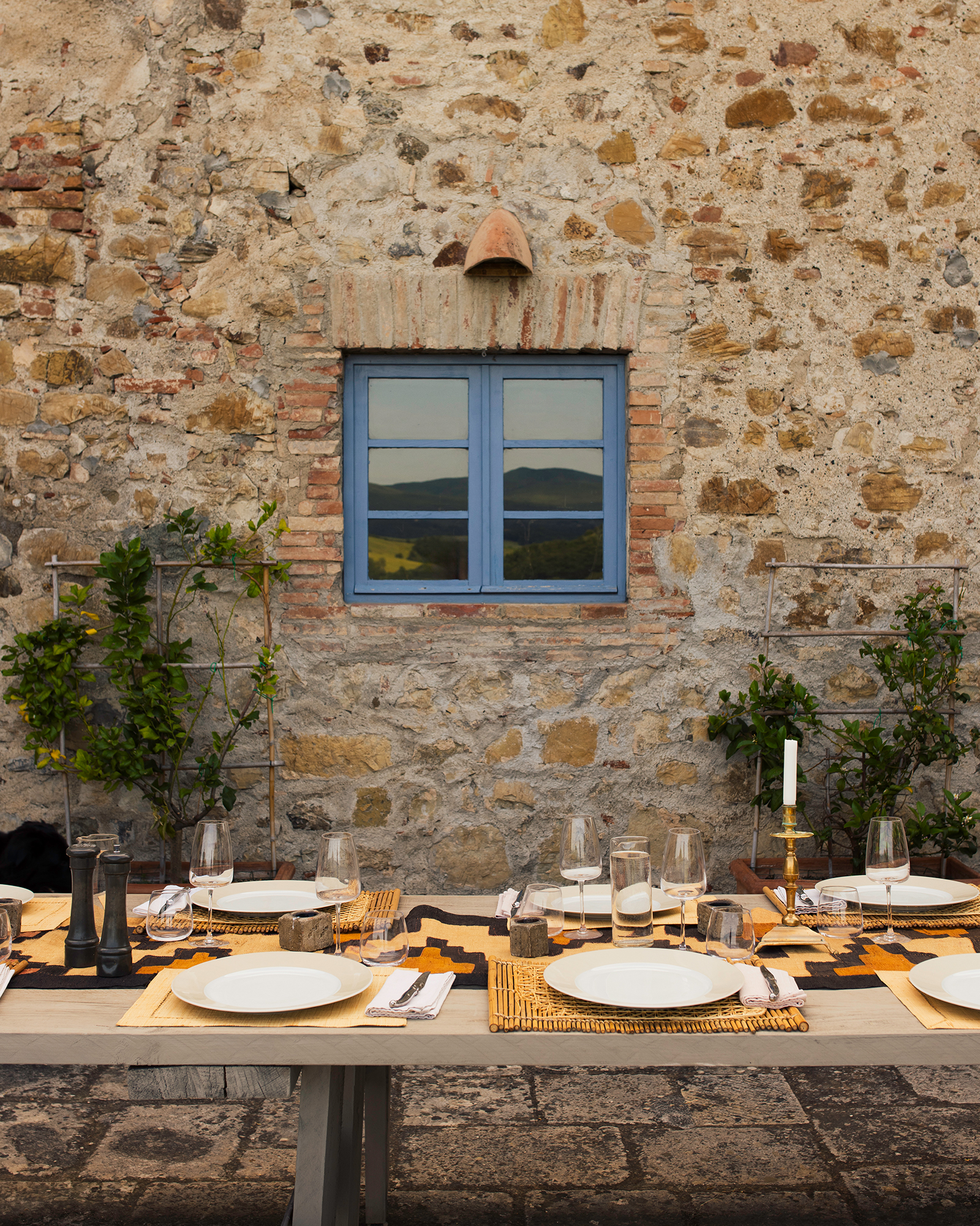 le-porciglia_house_tuscany-italy_exterior-detail-table.jpg