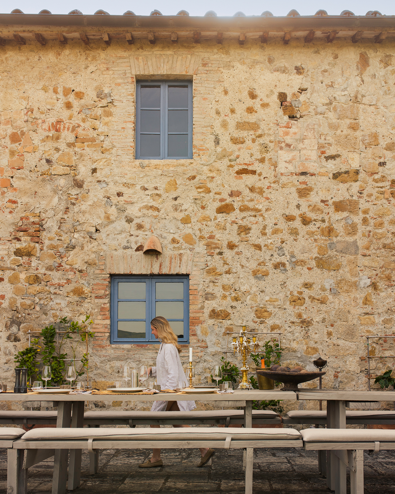 le-porciglia_house_tuscany-italy_exterior-facade-table.jpg