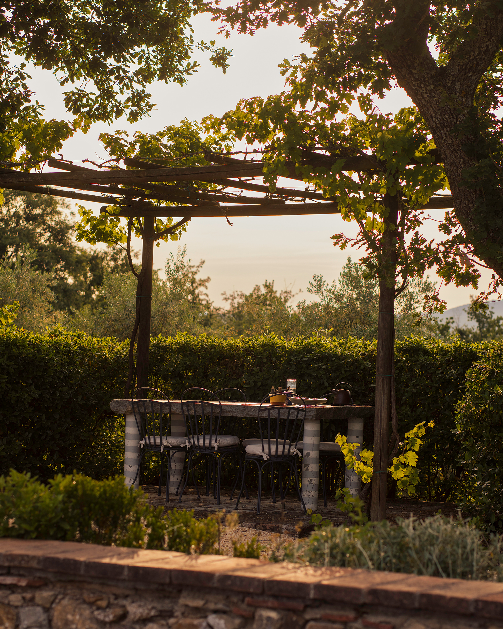 le-porciglia_house_tuscany-italy_exterior-table.jpg