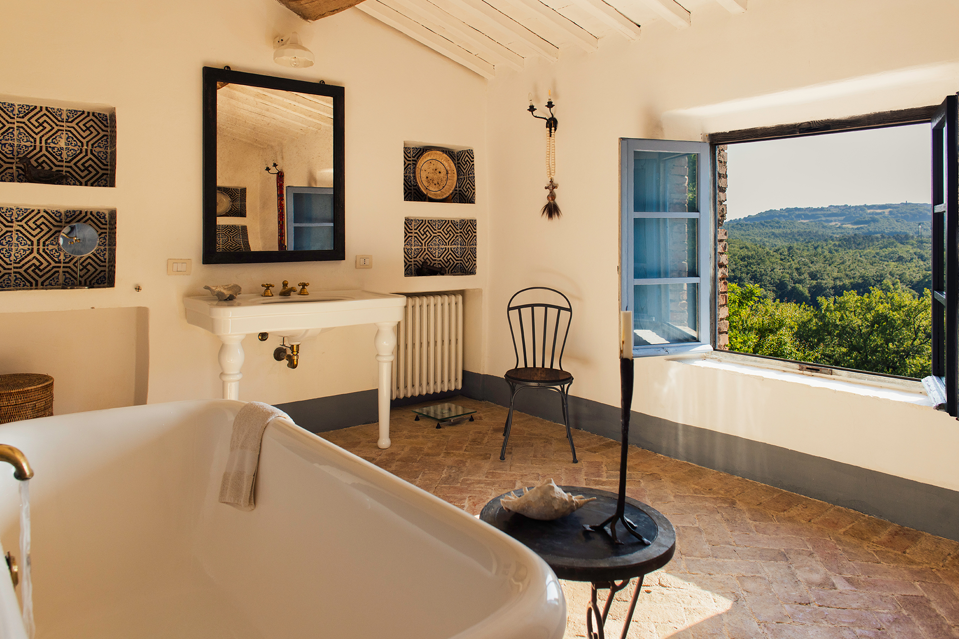 le-porciglia_house_tuscany-italy_interior-bathroom-view.jpg