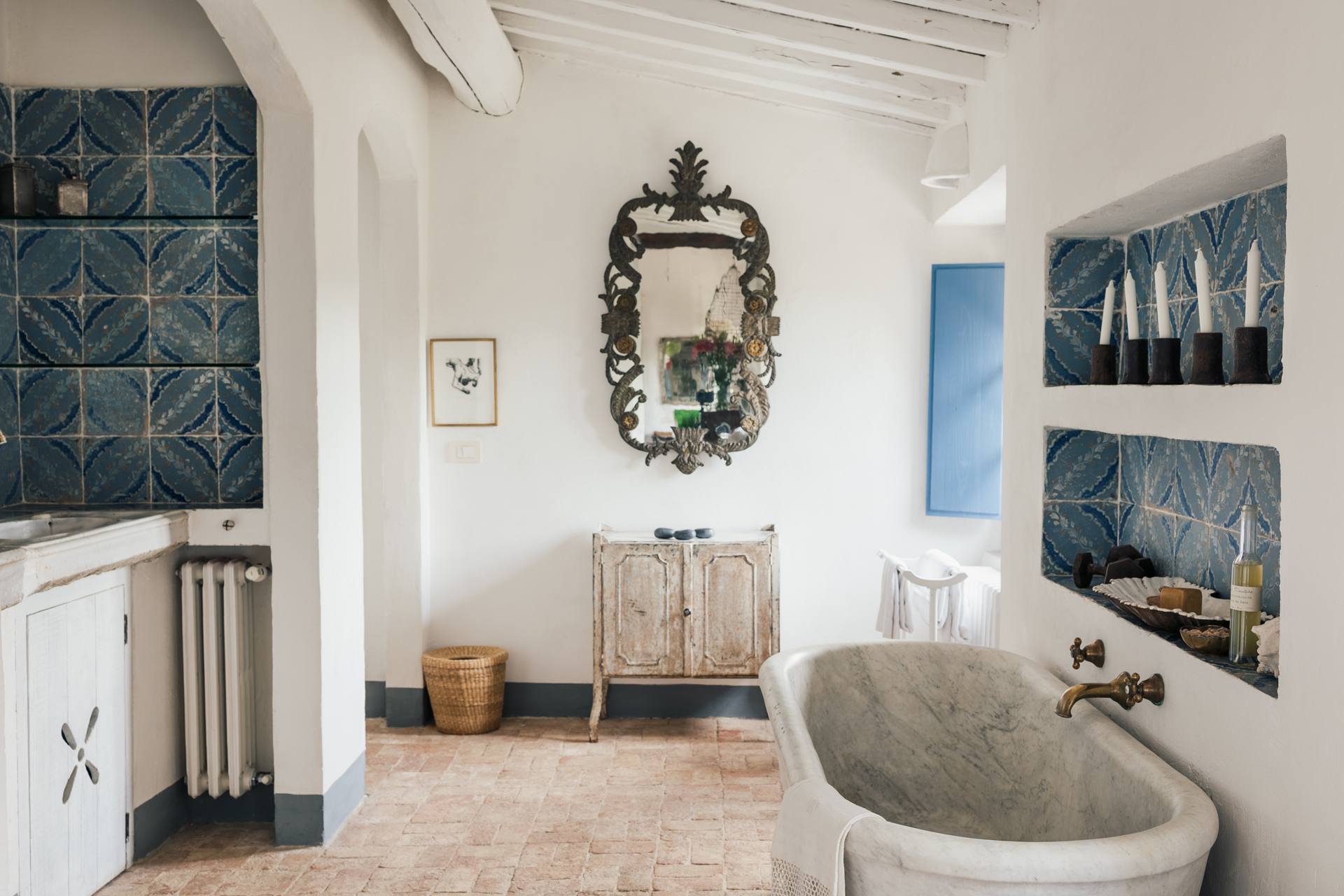 le-porciglia_tuscany_interior-first-bathroom.jpg