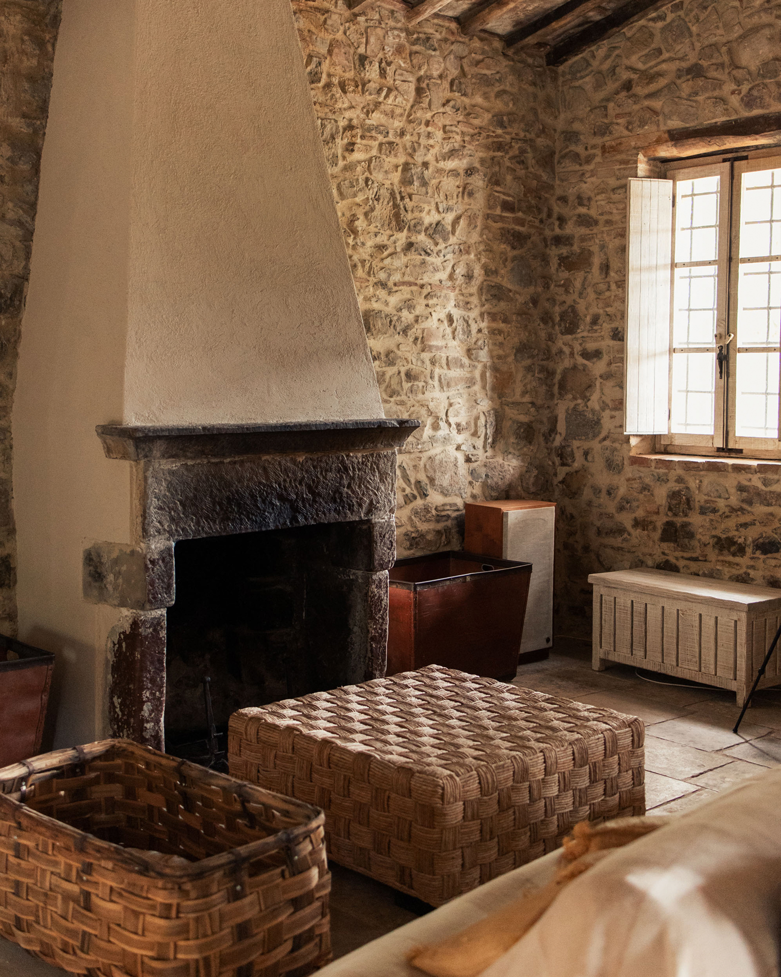 le-porciglia_tuscany_interior-guesthouse-fireplace.jpg