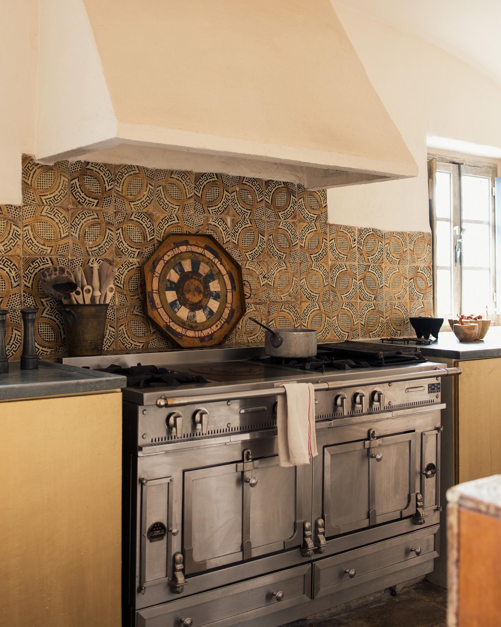 le-porciglia_tuscany_interior-kitchen-stove.jpg
