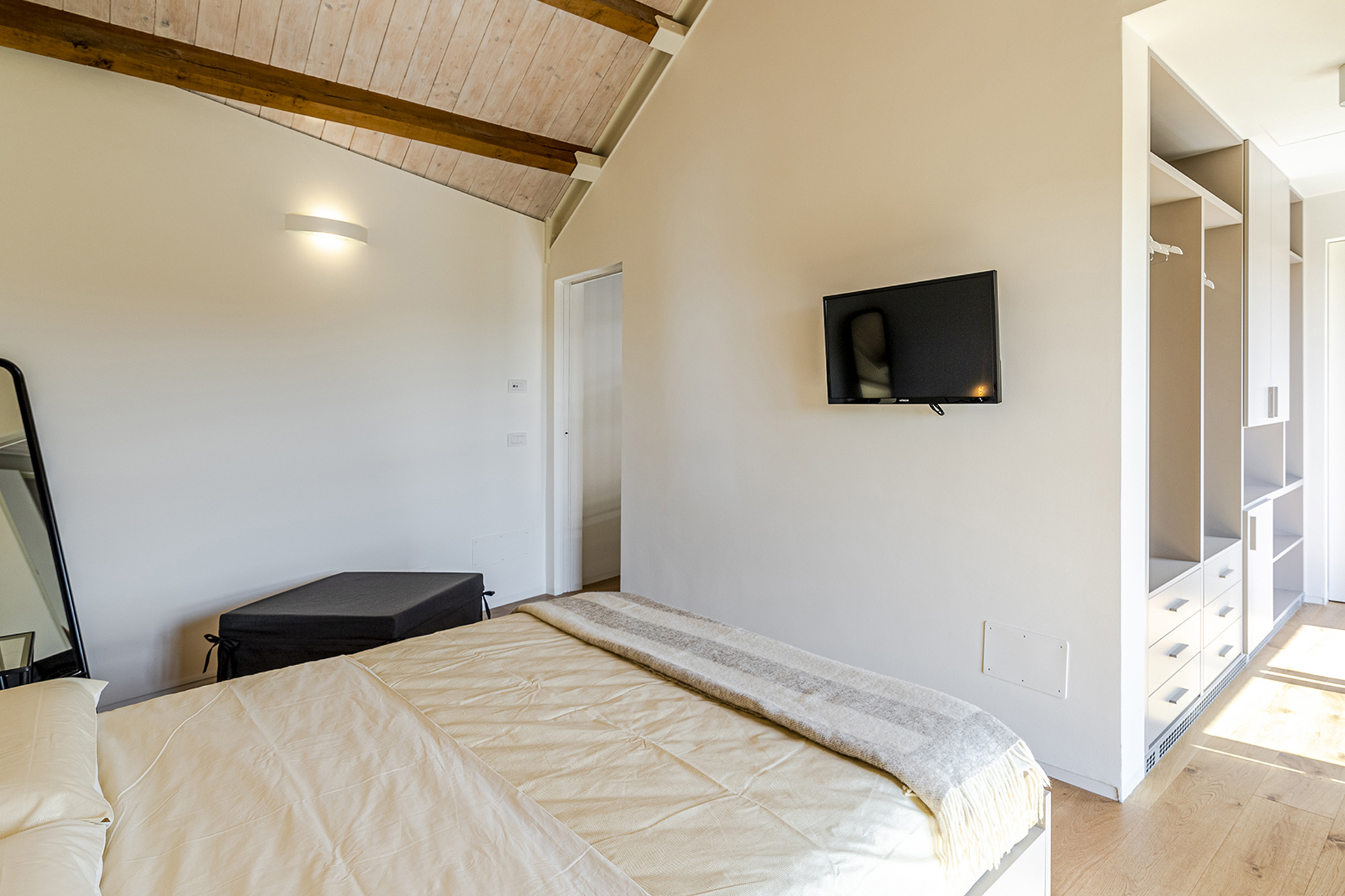 le-langhe_villa_piedmont-italy_interior-bed-room.jpg